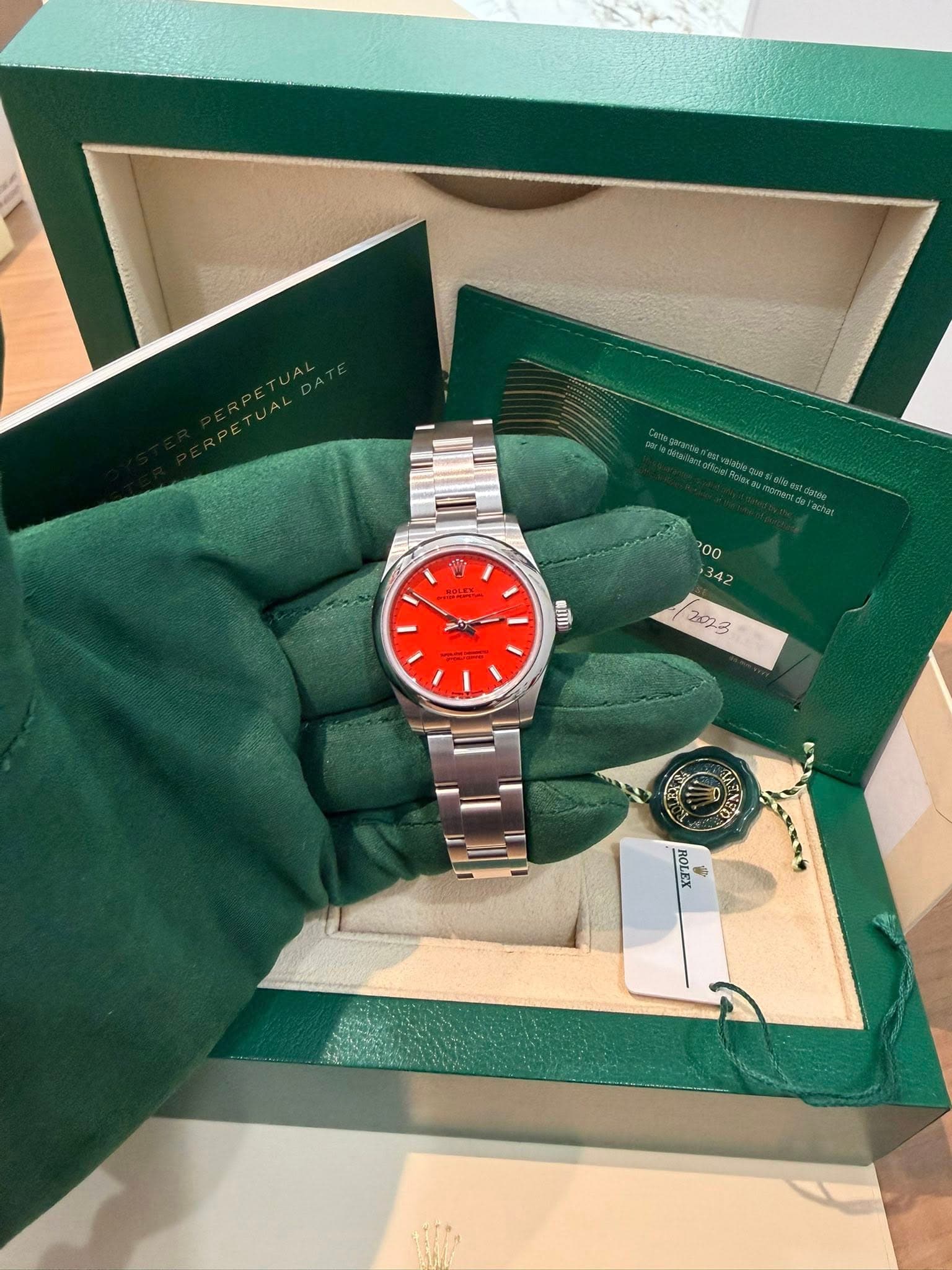May be an image of wrist watch and text that says ' RITI が ROLEX'