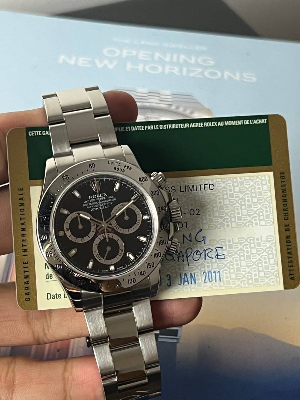 May be an image of wrist watch and text that says 'NEW HORIZONS OPENING CETTE CETTEGA GA DEL L'ACHAT DATEE PARLE DISTRIBUTEUR AGREE ROLEX PmEETTИT AU MOMENT UNITOPER UNITO OUA PEA…