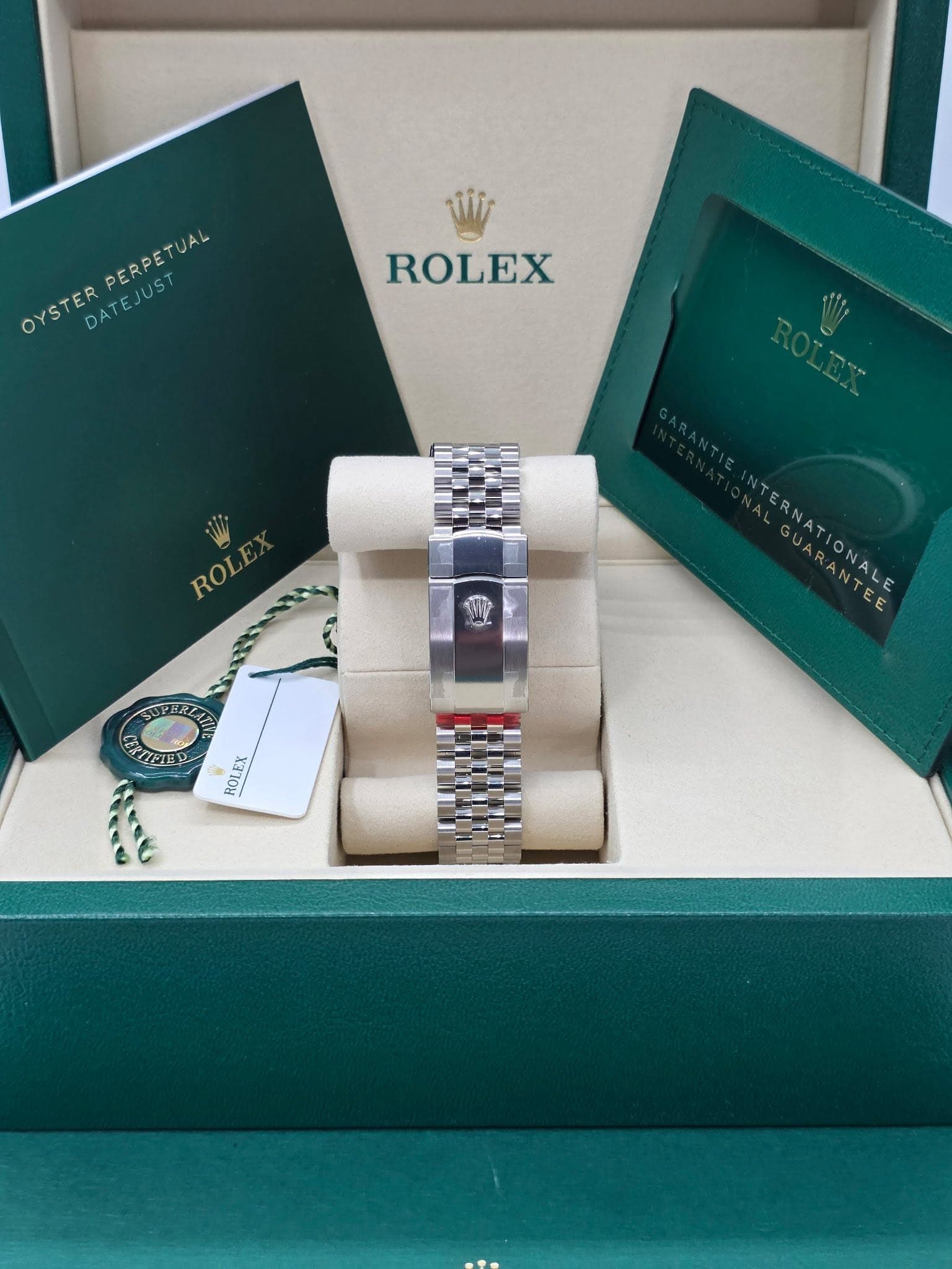 May be an image of wrist watch and text that says 'OYSTER DATEJUST OYSTERPERPETUAL pиTe-maΣTA PERPETUAL PERPETUA ROLEX ROL UPERLAT ERNATIONALE ANTEE ANTLE B8FE TFER MOLEX'