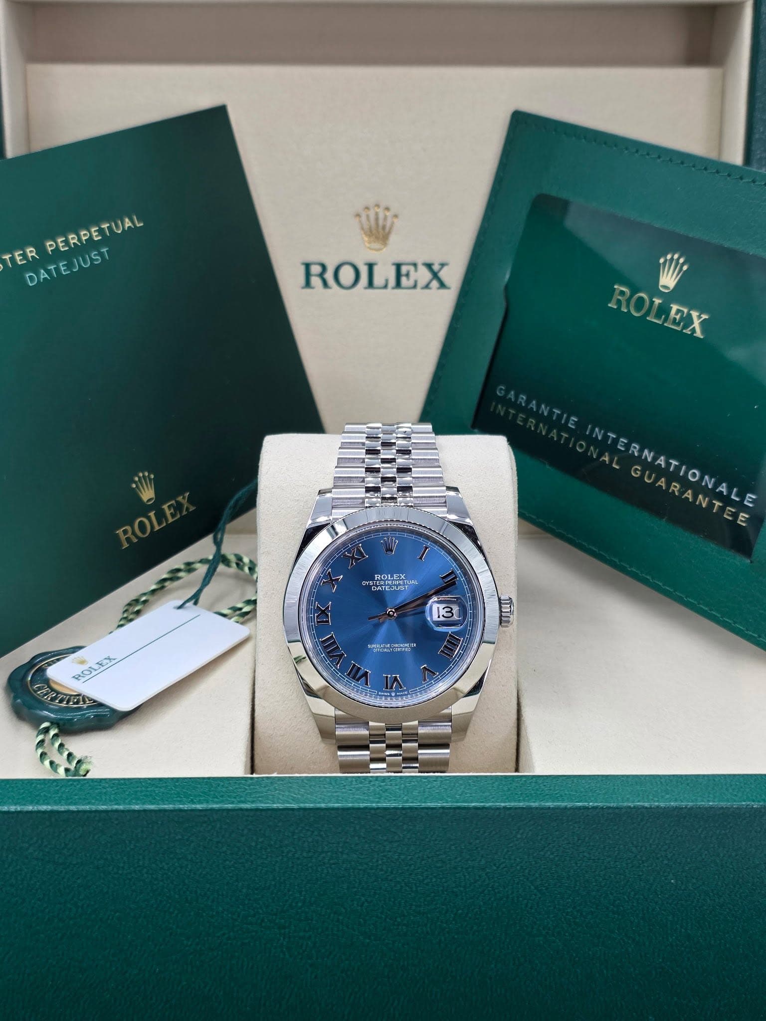 May be an image of wrist watch and text that says 'TER DATEJUST PERPETUAL ROLEX ROLEX ROLEX اهaeTS TERNATIONALE GUARANTE CRNATIONALE GUARANTEE ROL EX 13 EA Tnhi ン שאה'