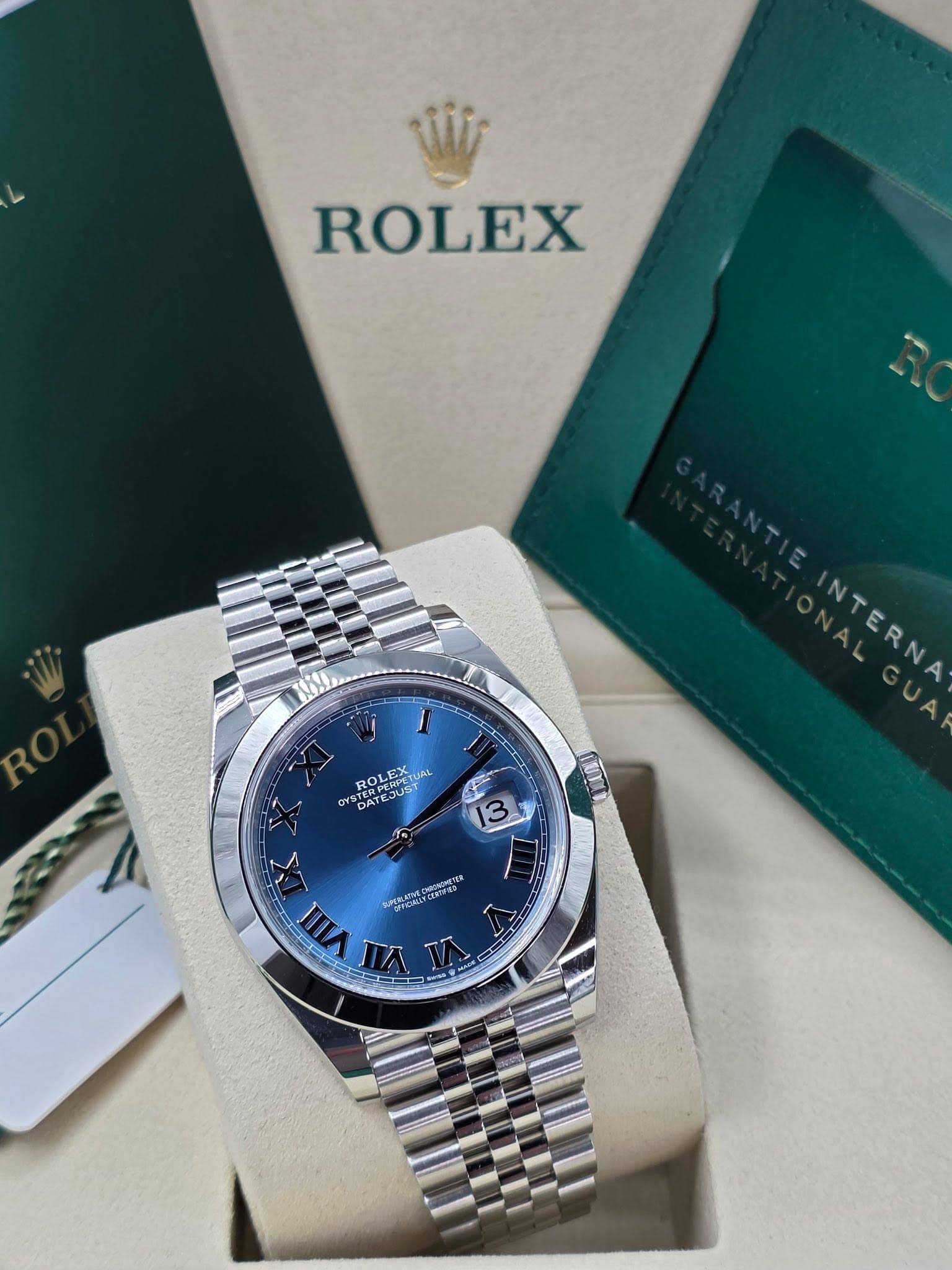 May be an image of wrist watch and text that says 'ROLEX ROLI TERPERPETU OLE LEX TUAL ROLEX OYS DAT DAT DATE EJUST MTEEN NTERNA GUA 13 X VIIII MARDDA VII'