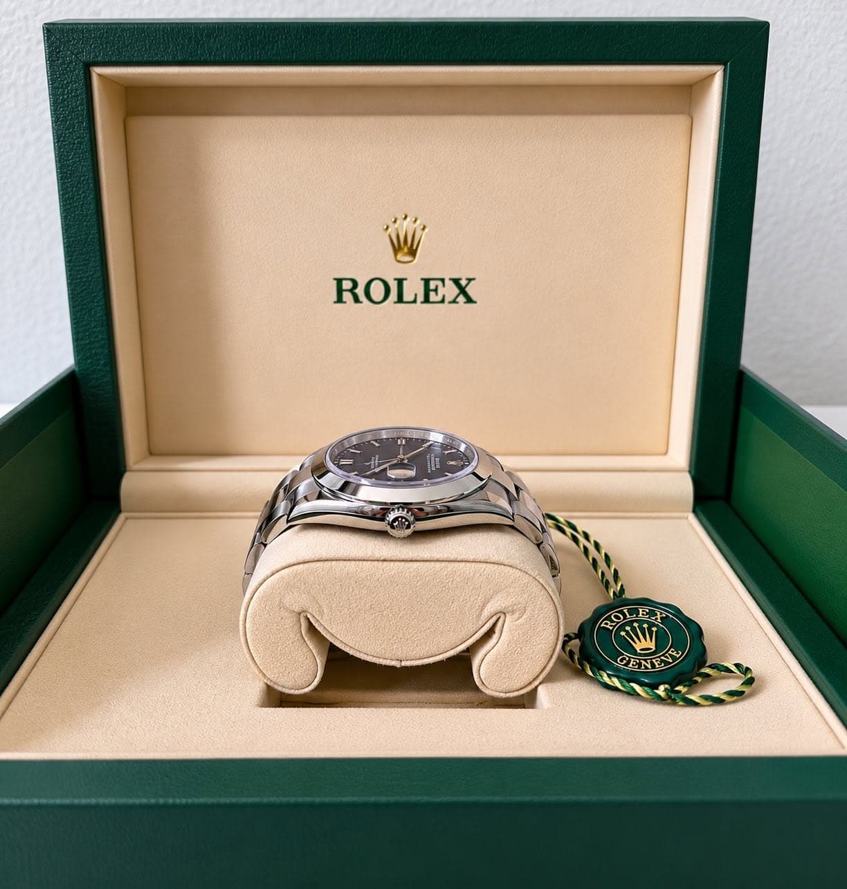 May be an image of wrist watch and text that says 'ROLEX ROY CENEVE EVE'