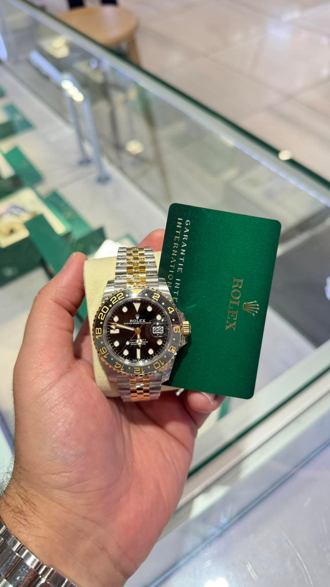 May be an image of wrist watch and text that says 'NTERNAT ERMAT IN GARANTI GAR 20.22 ROLEX a 4 uia 02'