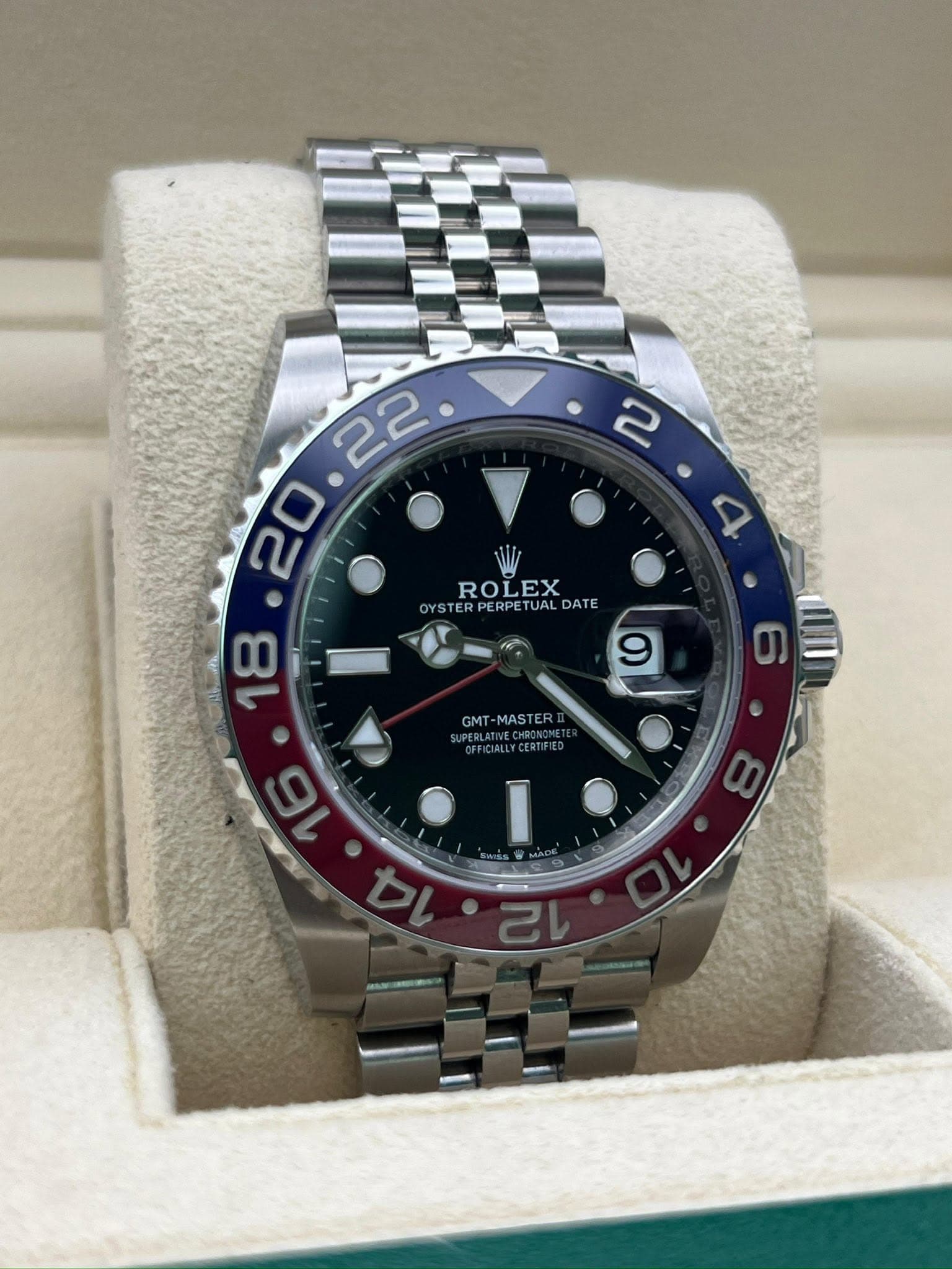 May be an image of wrist watch and text that says ' ROLEX YSTER STERPERPETUALD PERPETUAL DATE TE 8 9 GMT -MASTE PERLATIVECHRONON NONE '