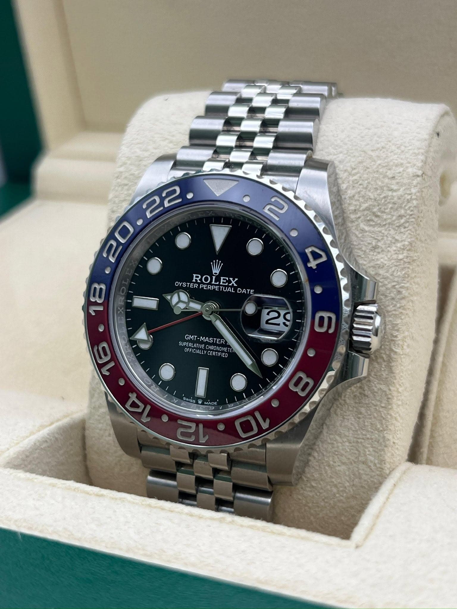 May be an image of wrist watch and text that says ' OYST OYSTERPERPETUALDATE_ ER ROLEX RPE PERPETUAL DATE נה 29 0 III GMT MT-MASTER CERTIFIEA 16 14 SANS ธกพัอ 12'