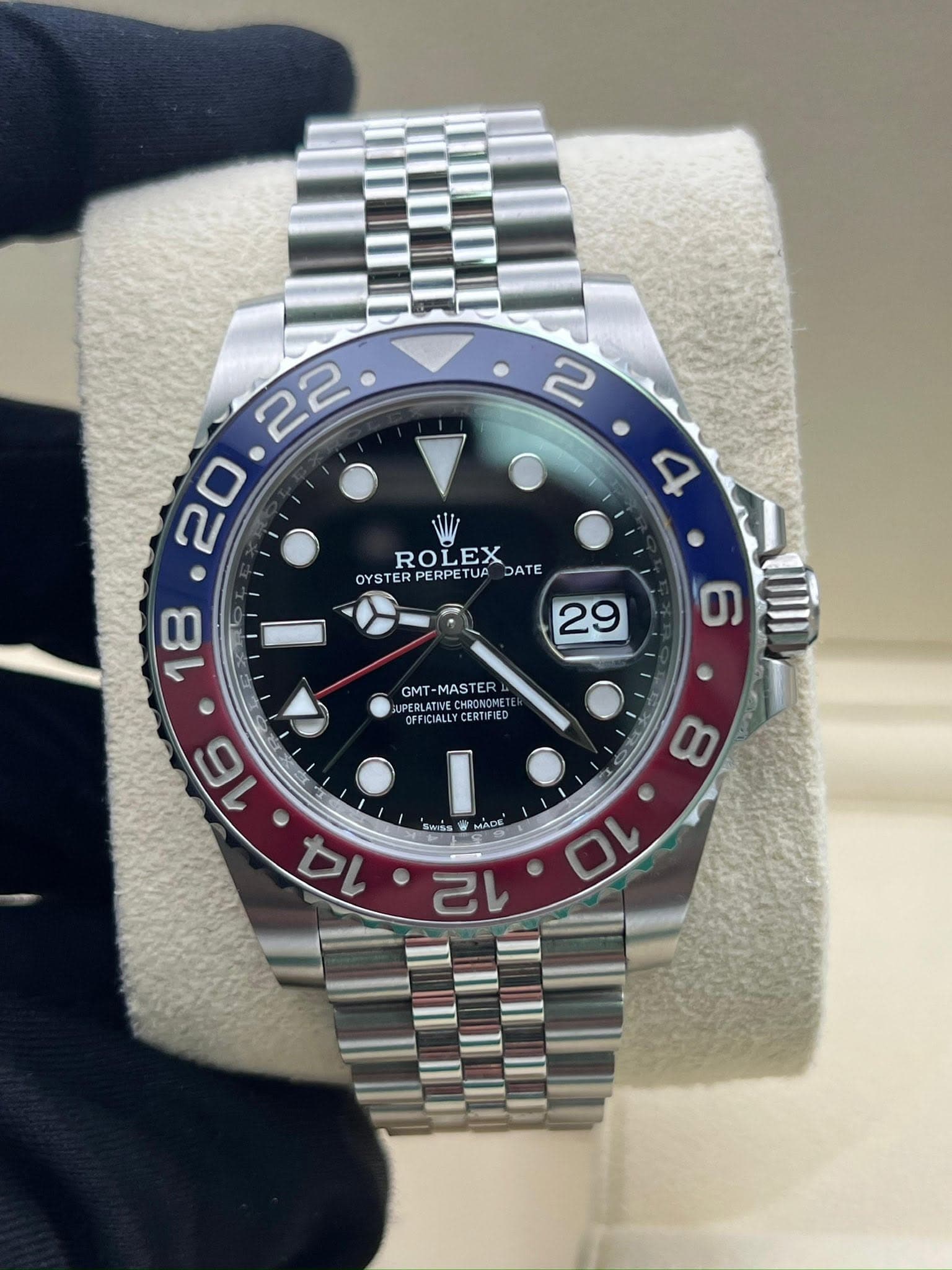 May be an image of wrist watch and text that says ' RO ROLEX OYS OYSTER PERPETUA OYSTERPERPETUA_DATE UA DATE 29 18 6 GMT -MAST ER PERLAT RONON OFFICIALLY OFFICIALLYCERTFIED…