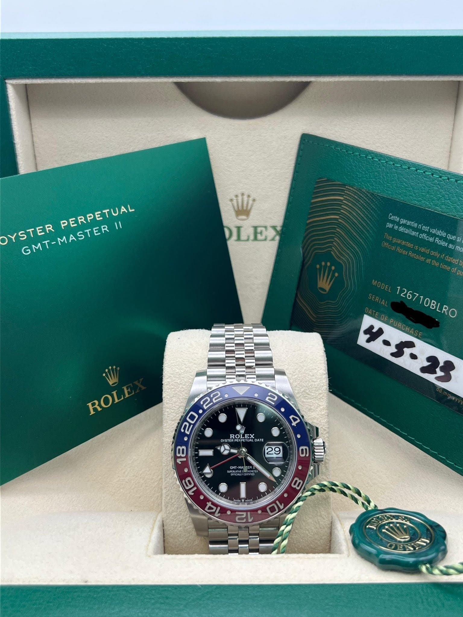 May be an image of wrist watch and text that says 'OYSTER GHAT-MASTER! GMT-MASTERII PERPETUAL 11 OLEX oи ttegarantio détarlia olficie Rolay ผิตโดย 3e와) umg 126710BLRO 126710BLRO…