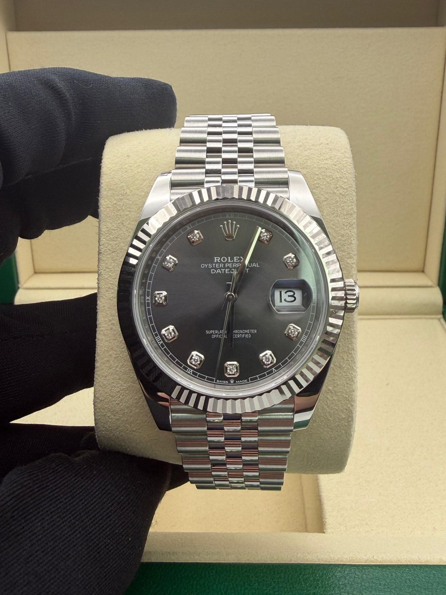 May be an image of wrist watch and text that says '11y ថ្ 合 ROLE OYS DATE DATE JAL 公 13 ባ ከሌ 없기 B 后 I " 联'