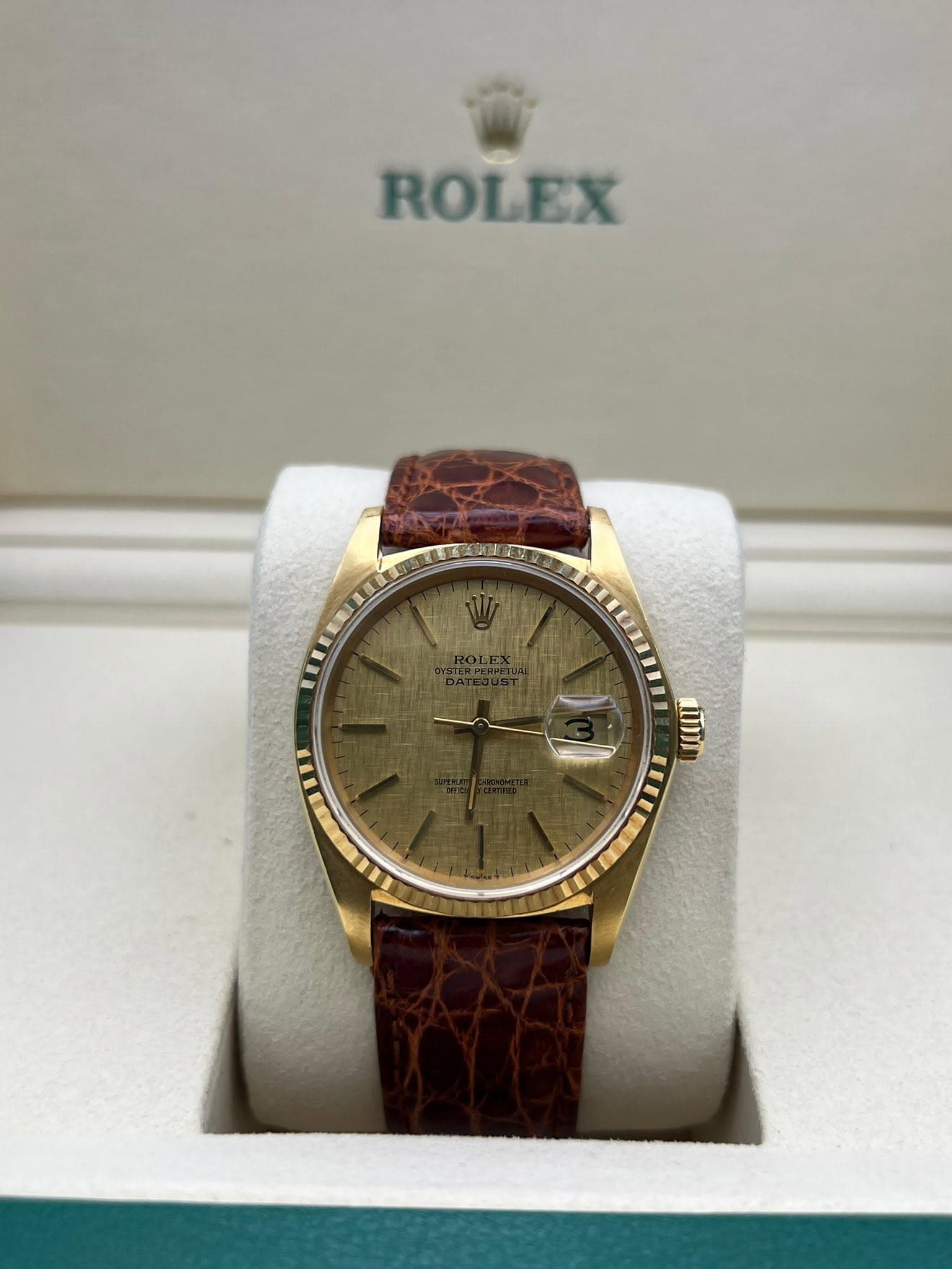 May be an image of wrist watch and text that says 'ROLEX തല'