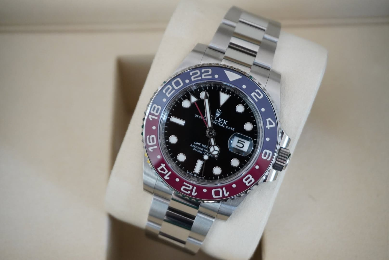 May be an image of wrist watch and text that says ' OYS EX 4 GMT-M GMT MAS U1 '