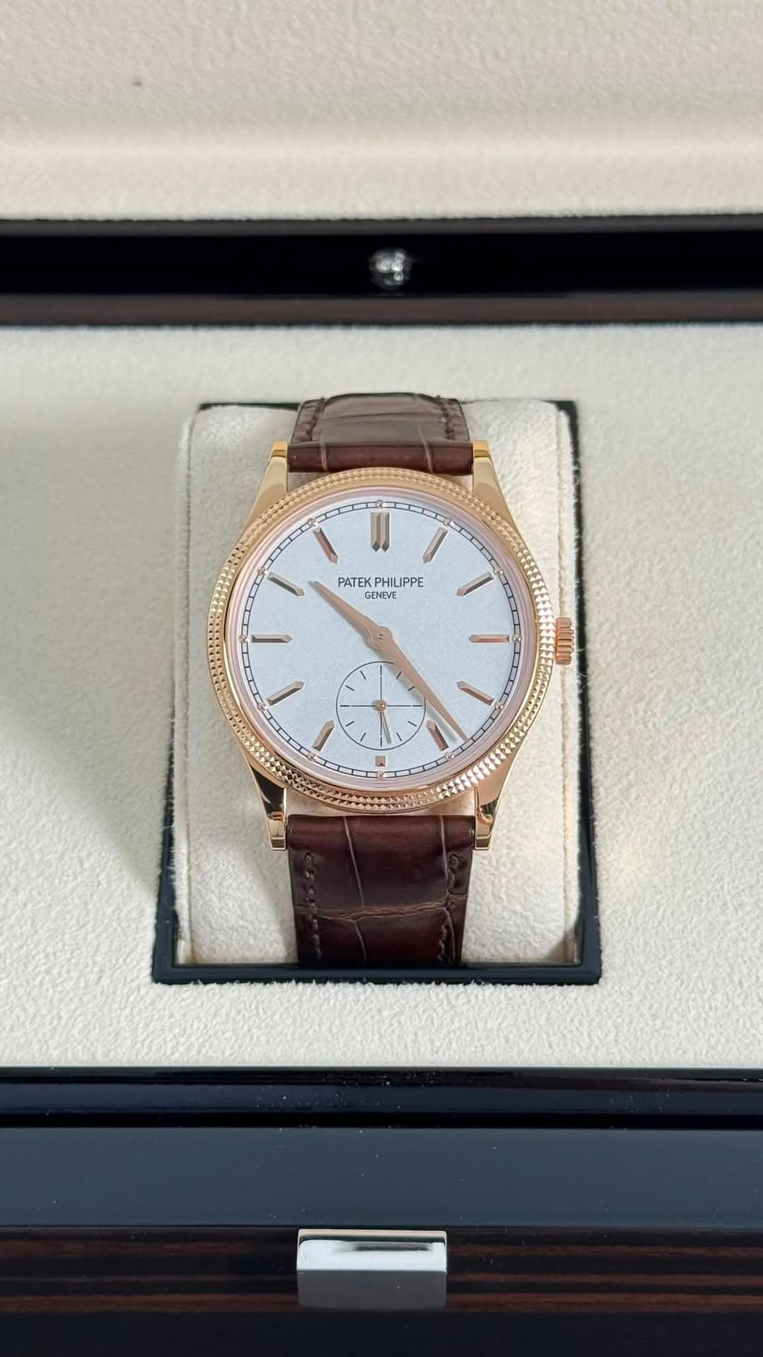 May be an image of wrist watch and text that says 'וה 2 II I PATEKPHILIPPE PATEK HILIPPE GENEVE S ! GLIIO'