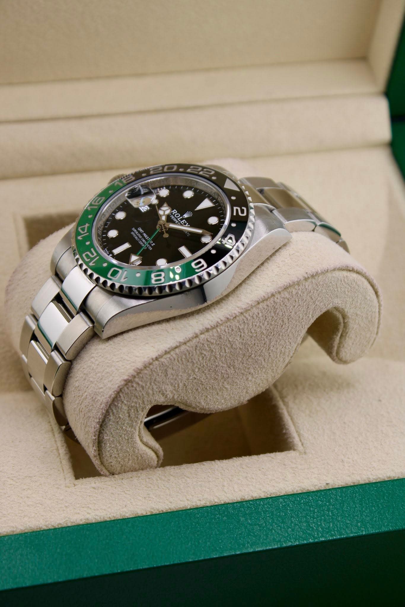 May be an image of wrist watch and text that says 'ls N ㄹ a 14 12 10 CI 8" m O 00 8 0i0'
