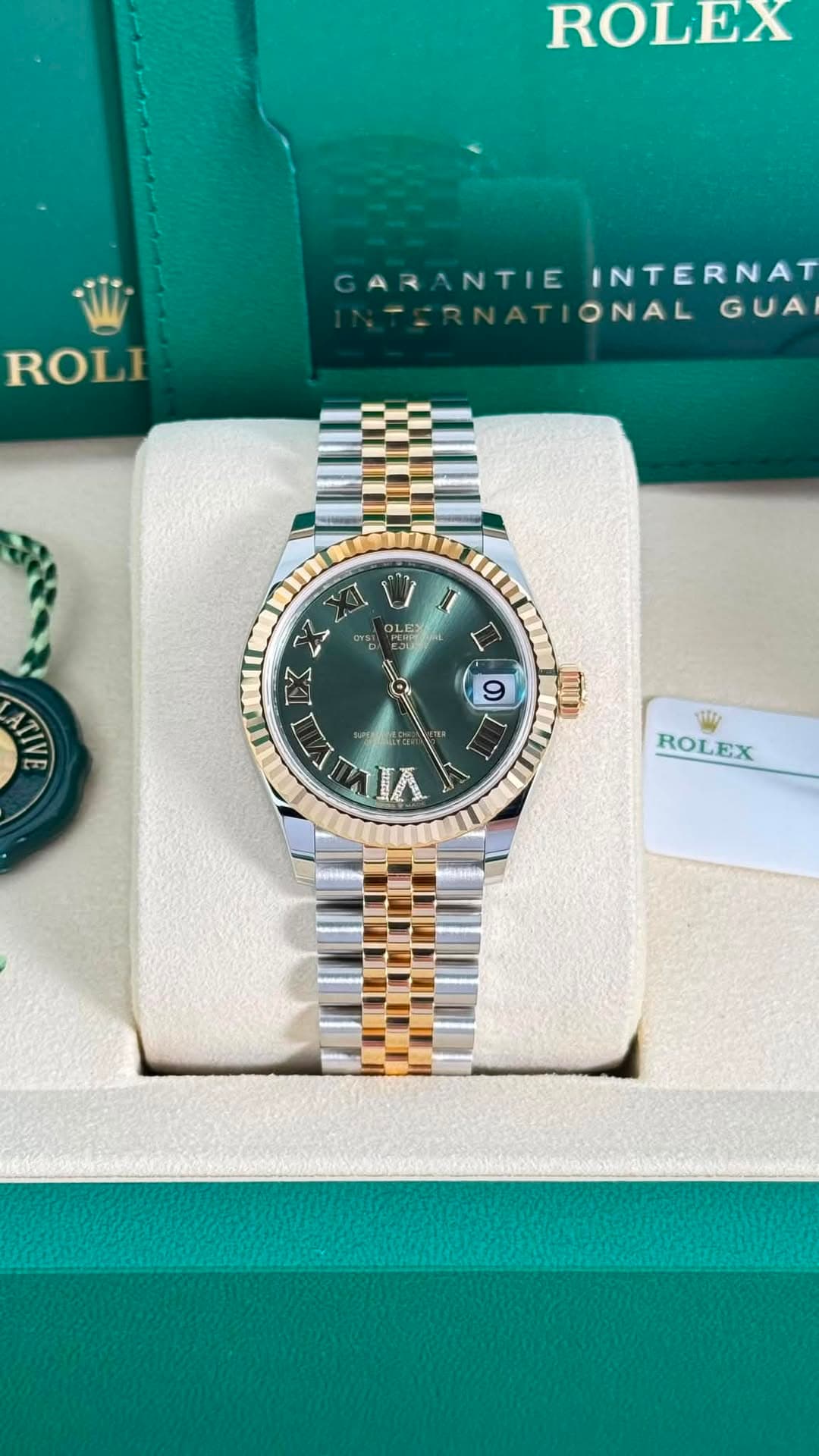 May be an image of wrist watch and text that says 'ROLEX ROLI GARANTIEINTERNAT GARANTIE NTIE INTERNAT TERNATIONAL ATIONALGU GUA ONAL OLE 州 X L IX 1I1 LI ၁ ن 9 命 ወ ROLEX'