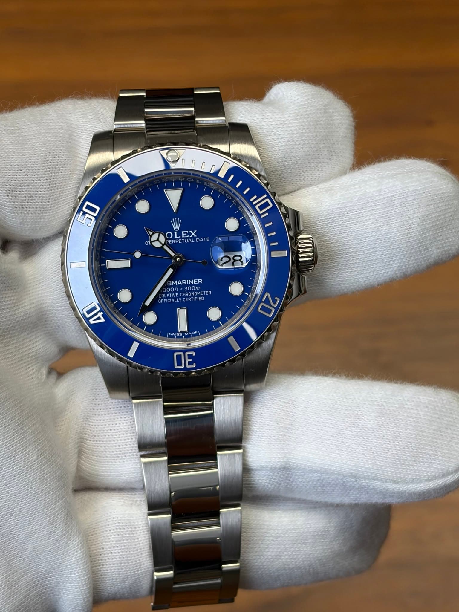 May be an image of wrist watch and text that says '50 10 OLE OLEX ERPETUAL CTUALDATE DATE 28 MOANI MARINER r300m TNVECHRONCHETE TET ETER PHOSAIRNIC FECIBLL CIALLYCERTIFIE CERTIFI…