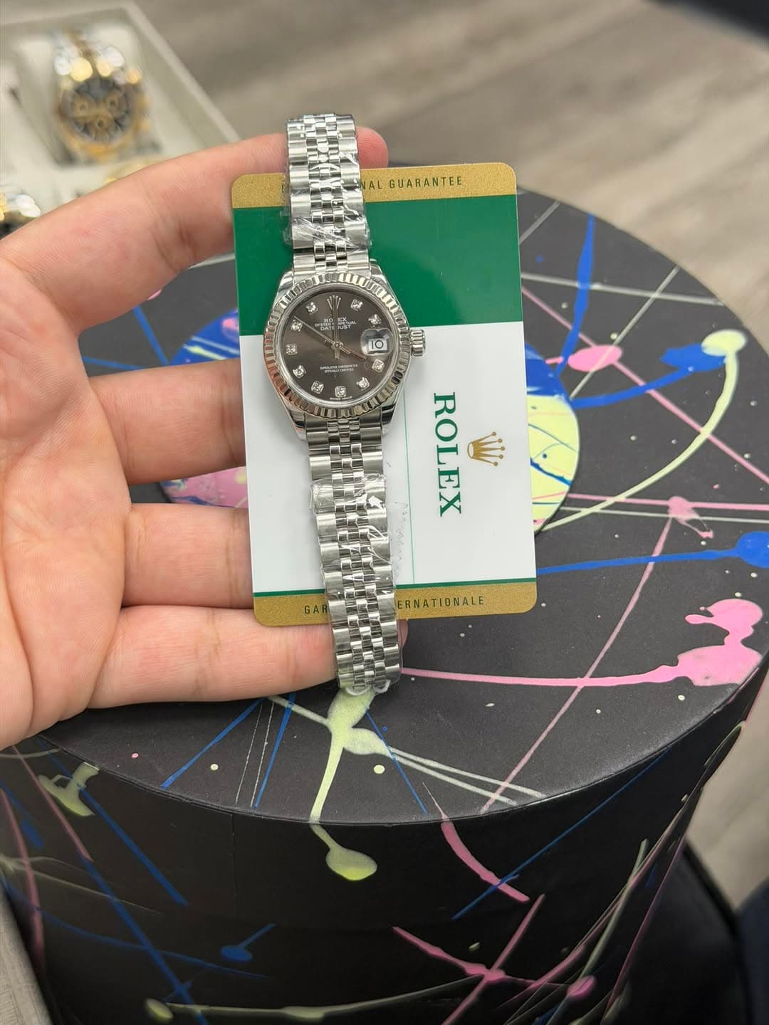 May be an image of wrist watch and text that says 'AL ALGUARANTEE GUARANTEE أوى 早 m 10 4 師重 ROLEX W ERNATIONALE'