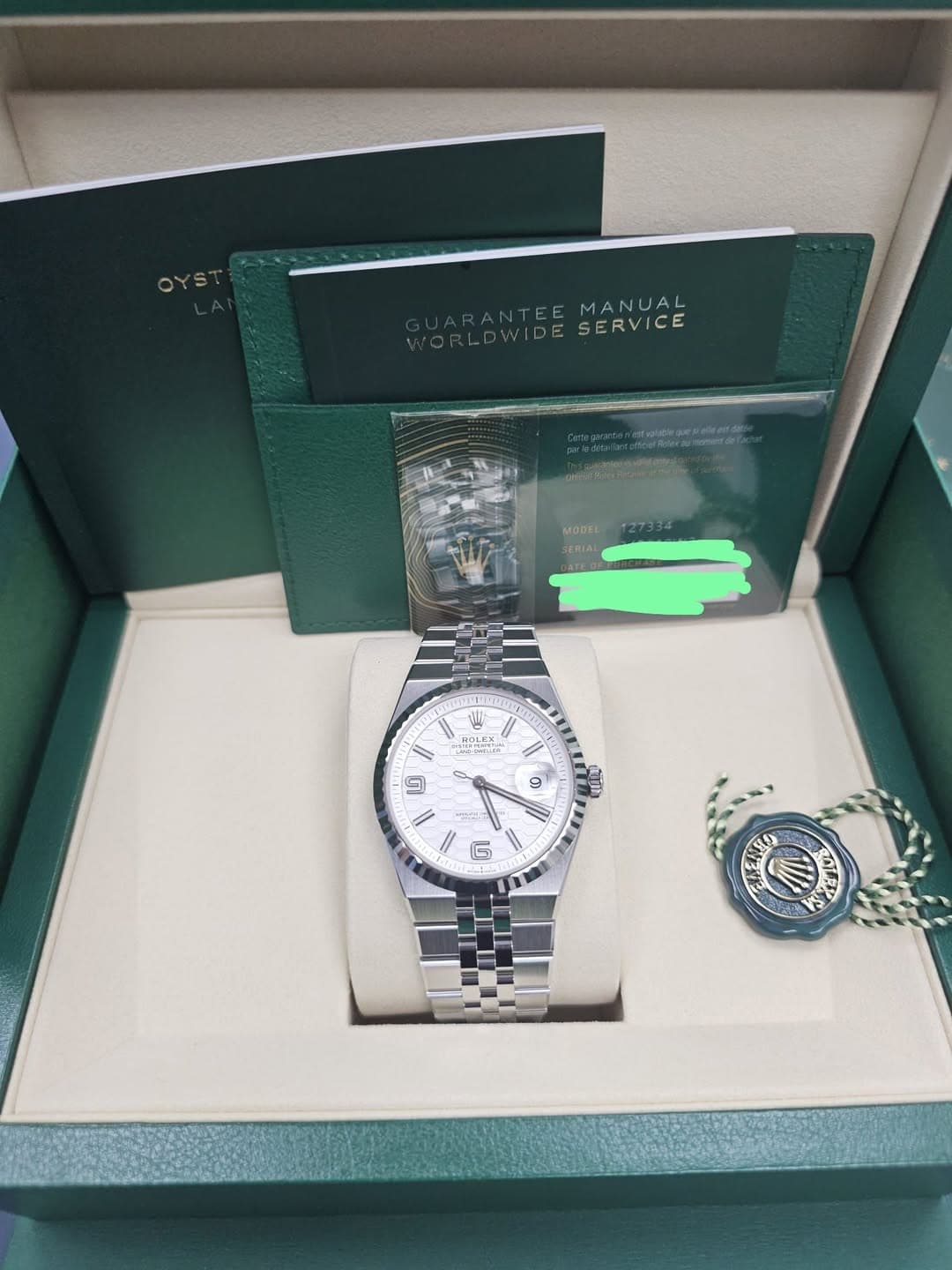 May be an image of wrist watch and text that says 'OYST RANTEE TEEMANUAL TEE MANUAL RLDWIDES LDWIDE PWIDESERVICE VIDES SERVICE MODEL 1I V HaNT 나주 OLFX اك 9 국산 4e பமு G 0'