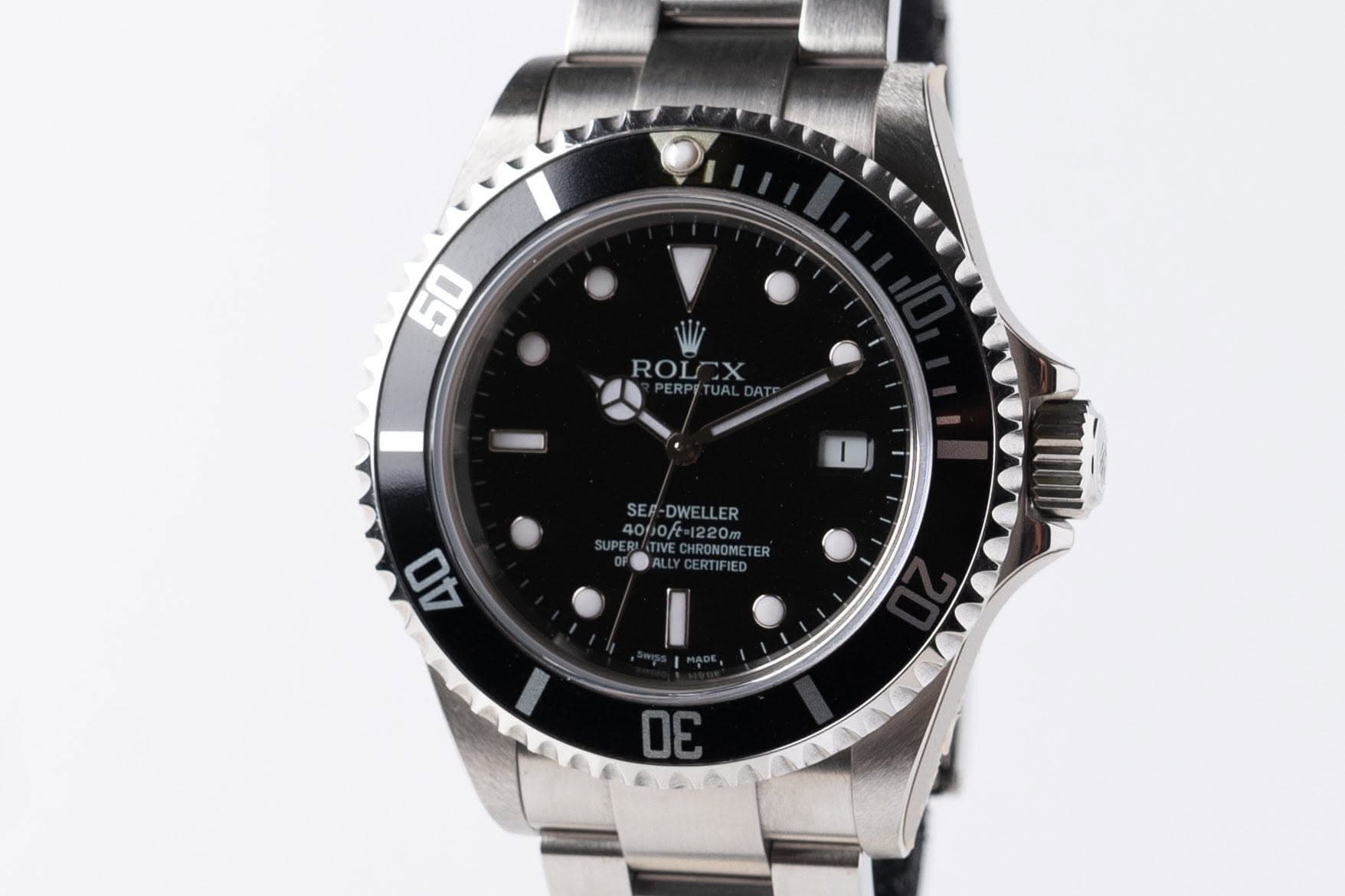 May be an image of wrist watch and text that says 'וה' ROLCX ROL SER-DWELLER SEP -DWELLER OWE 4000ft.1220m 40/0F81220METER 400oft 220m 4000/t CHRONOMETER PERTIFI 40 30'