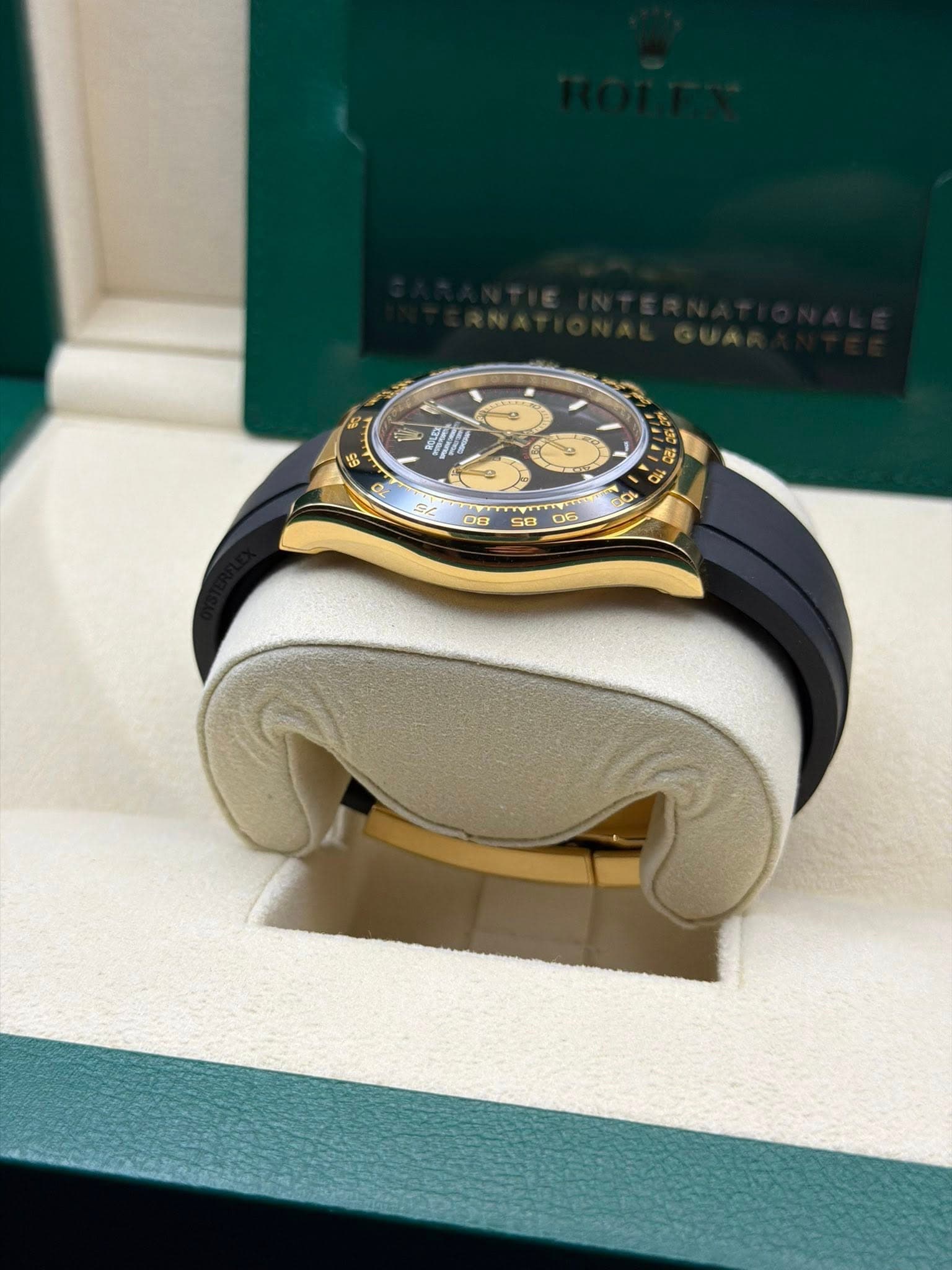 May be an image of wrist watch and text that says 'SS 08 90 5B う D'