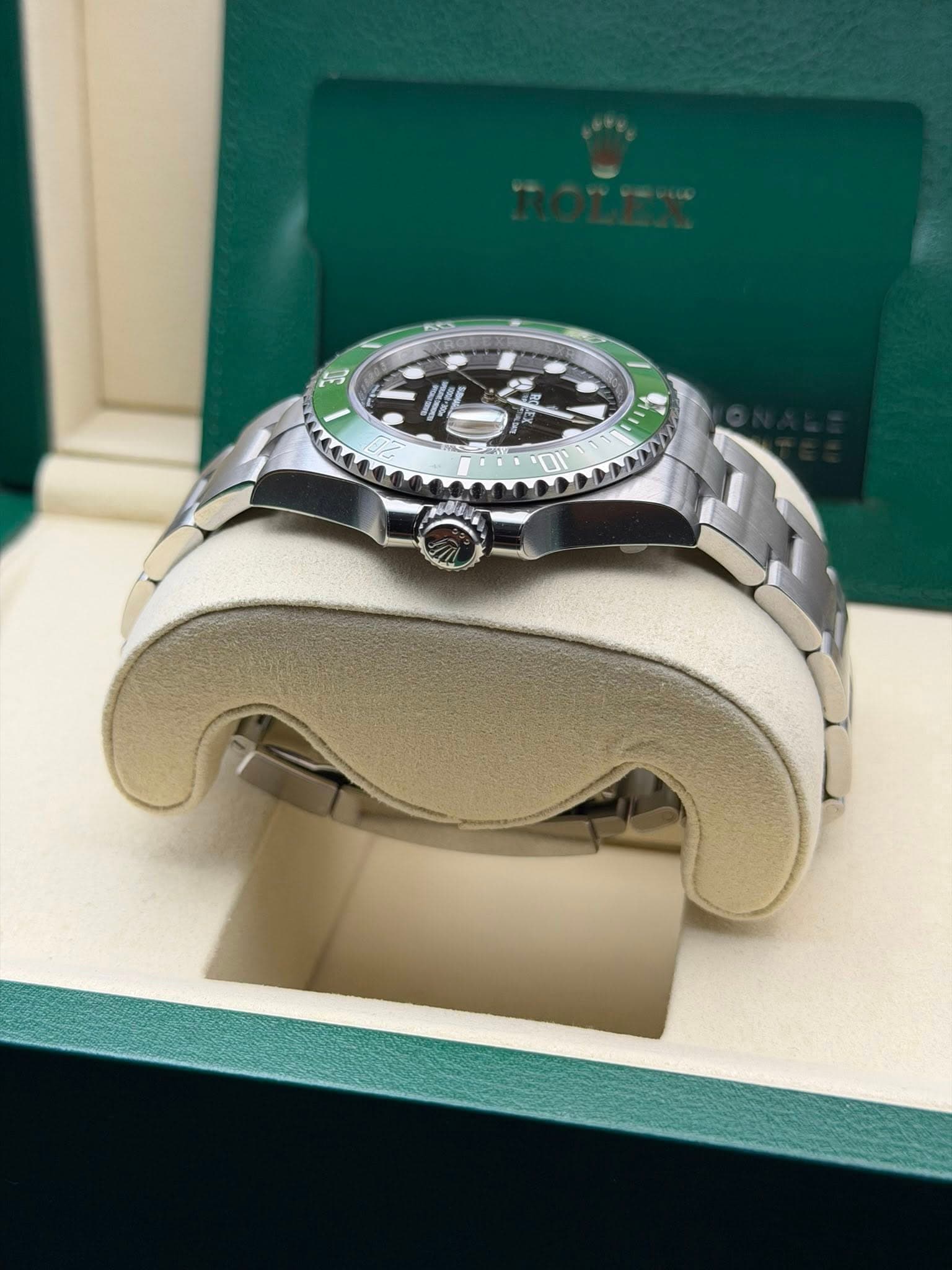 May be an image of wrist watch and text that says '5 DI D'