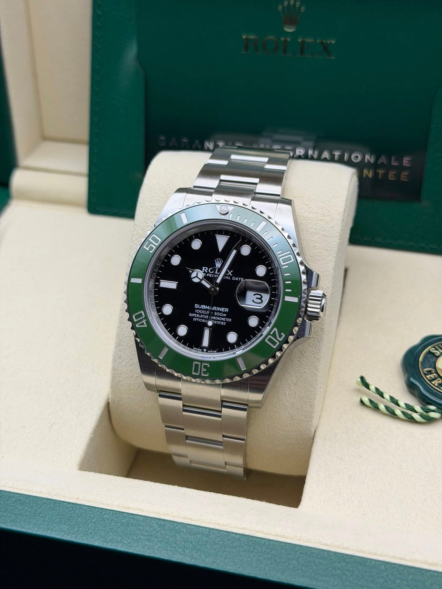 May be an image of wrist watch and text that says 'SRNATION ATION 50 10, UBM BMRINER RINER 3 40 20 G 0 30'