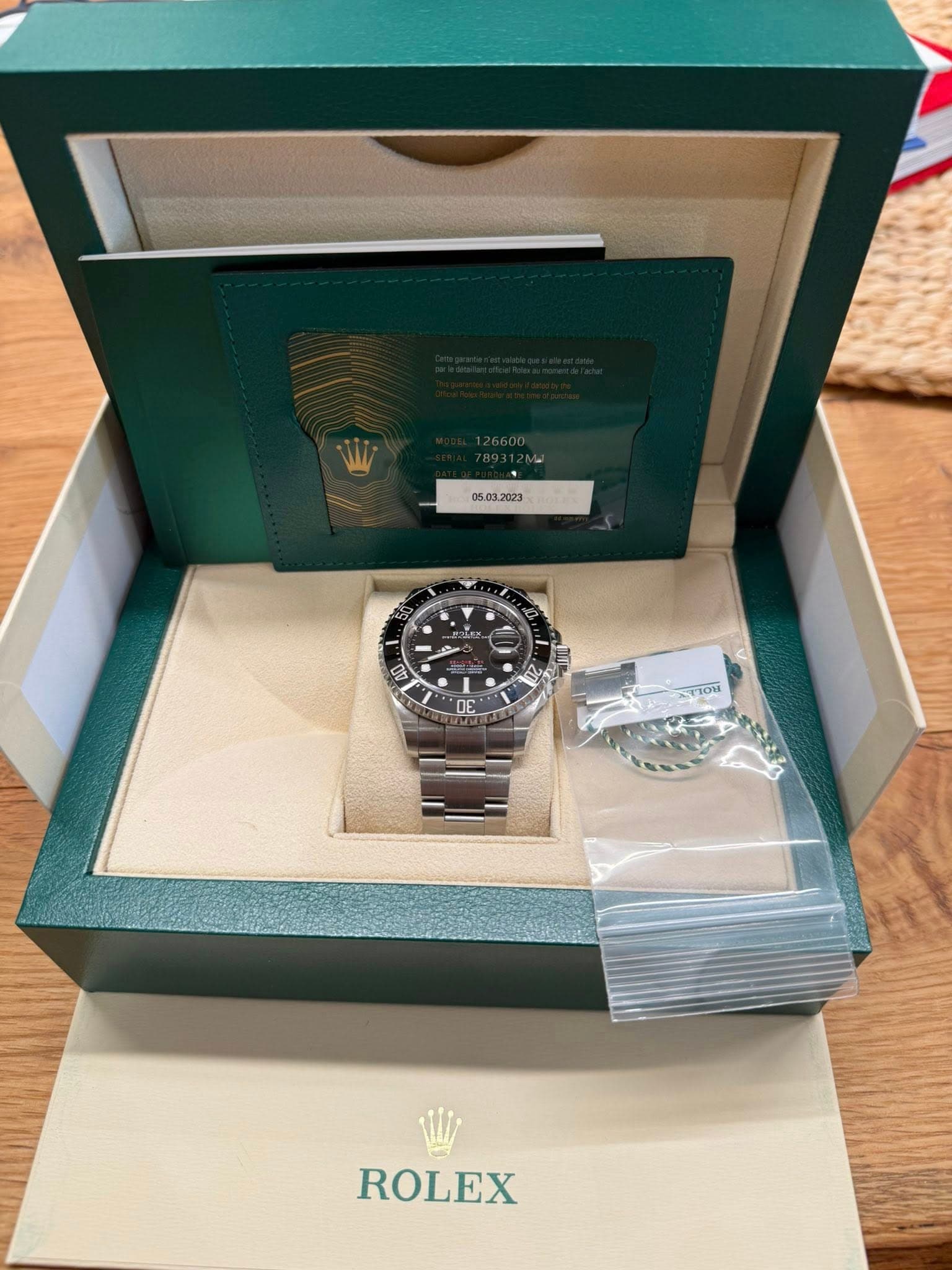 May be an image of wrist watch and text that says ' 0B = DE SPIOM ROLEX'