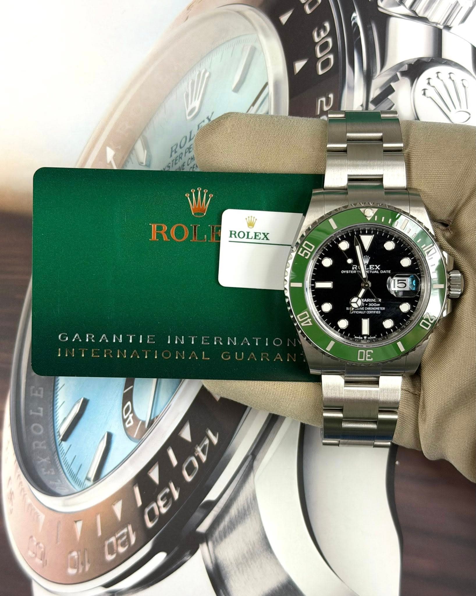 May be an image of wrist watch and text that says '300 300 لم Milic ROLEX ROL 50 STER UN EX X E ,סה, PK 15 GARANTI 40 INTERNATI 20 0E EXROL 100 0E'