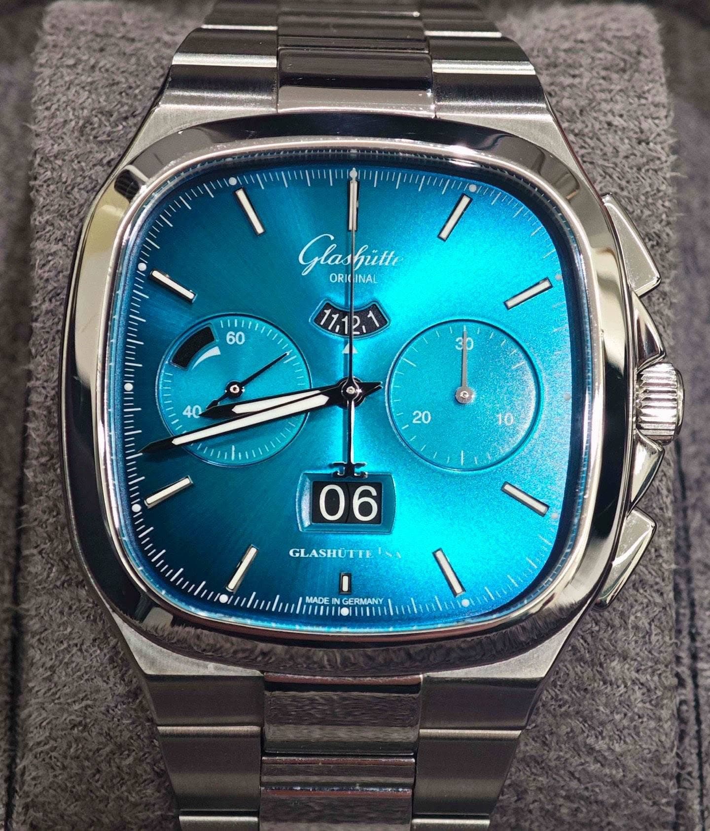 May be an image of wrist watch and text that says 'Glashütt ORI ORICINAL INAL O 40 G GLASHUTTE MADE NG GERMANY ۱'