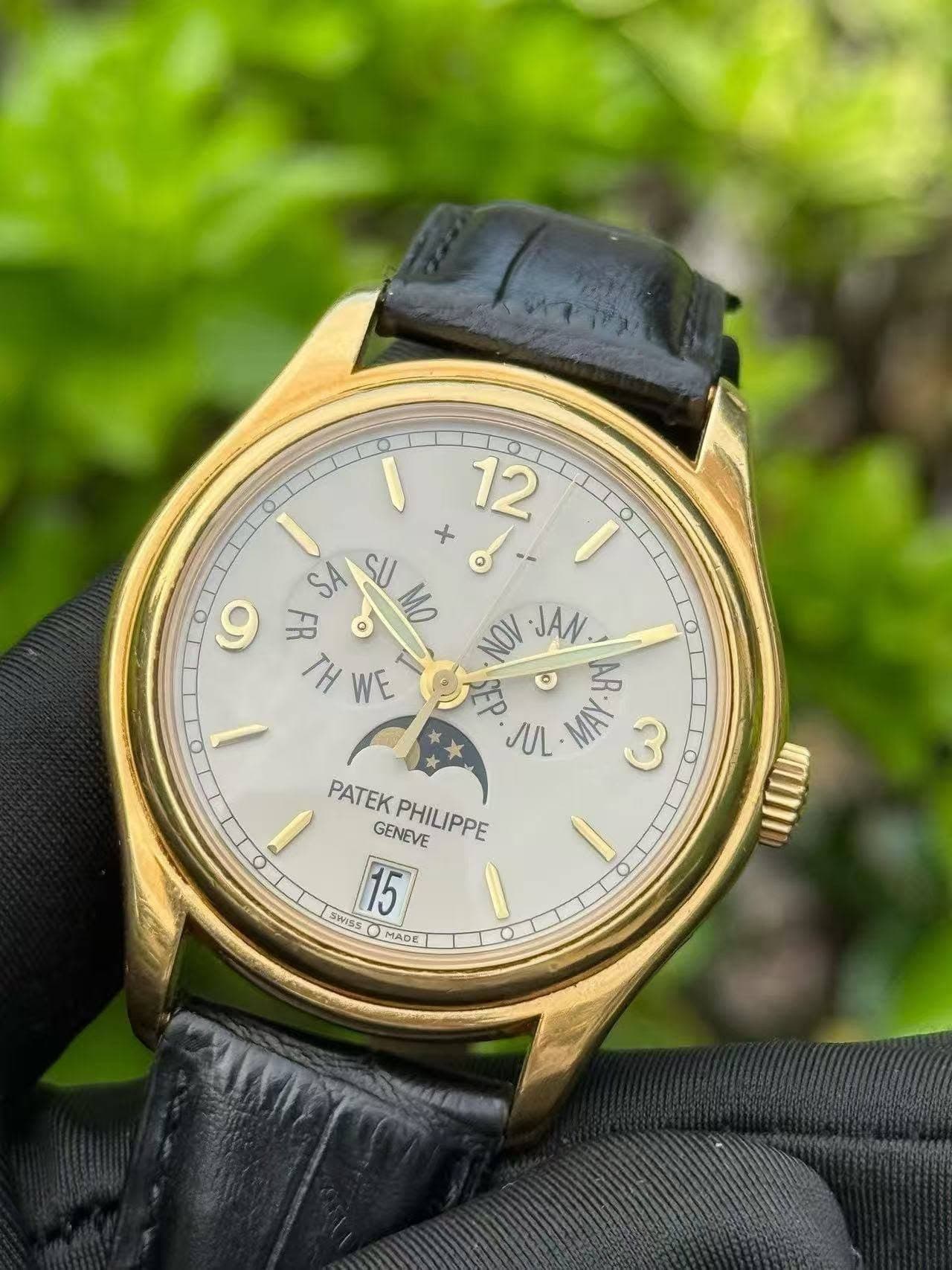 May be an image of wrist watch and text that says '12 + - - S CU م 6 FR MO TH WE 0 -JAN. AR AUL MAY 3 PATEK GENEVE PHILIPPE SWSS7 15 MADE O ILA ו(ננרו'