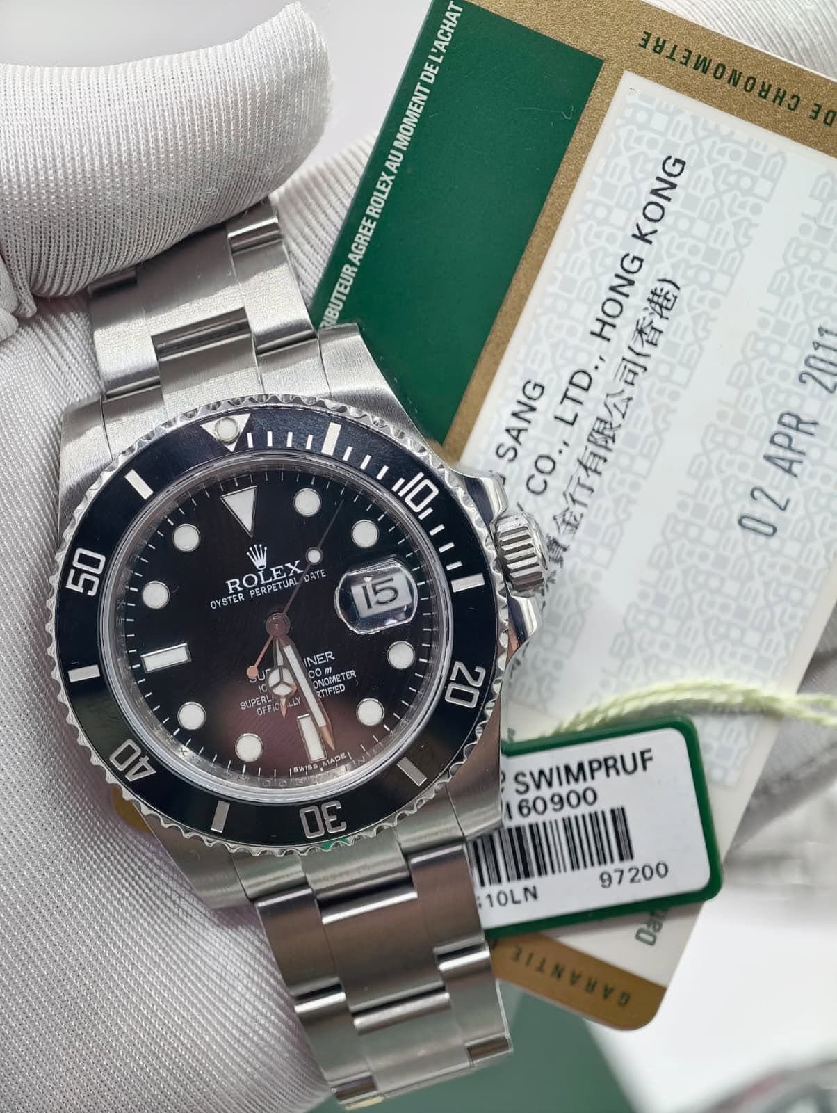 May be an image of wrist watch and text that says '41 เอว 'ACHAT DE MOMENT AU ROLEX AGREE UBUTEUR 110 50 KONG HONG SANG LTD. co. 運金行有限公司香港 LEGOLEGOLEX 02APR 02 2011 APR ROLEX DATE…
