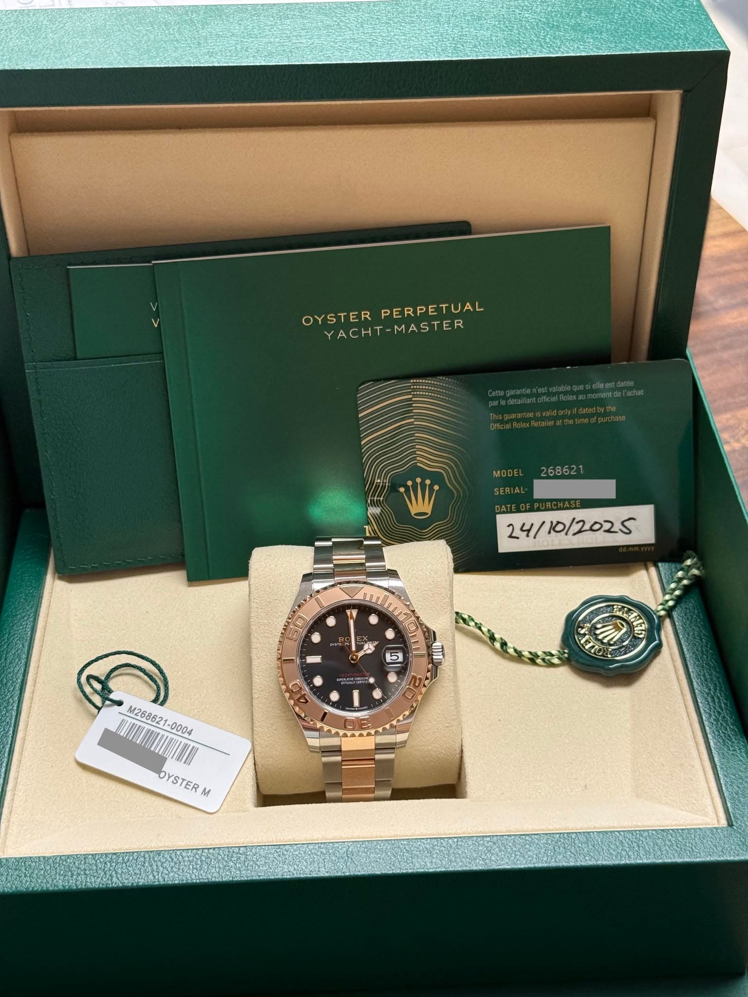 May be an image of wrist watch and text that says 'OYSTER YACHT-MASTER YACHT -MASTER PERPETUAL /10/2025 24/ T - P 5 E Jeo Maiti M26862 VONILANIJA -0004 OYSTER M'