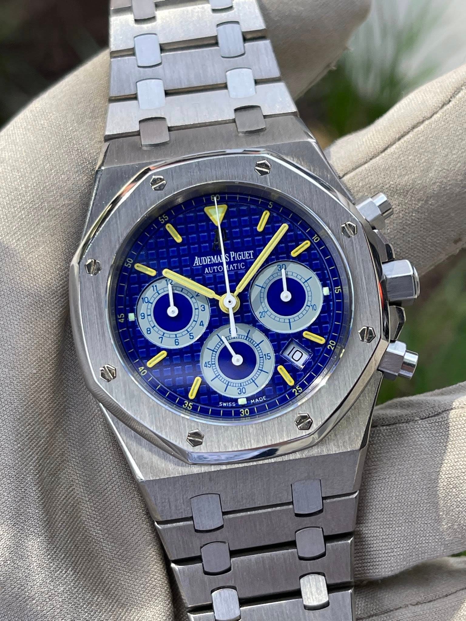 May be an image of wrist watch and text that says 'AUDEMAL AUDEMALSPIGUET PIGUET AUTO ATIC I 10 ידרר 1 و S C لی 3 4 5 6 및 9 Η OF ET 印 I 5 বদर E E 12 SWISS MADE 30 35 25'