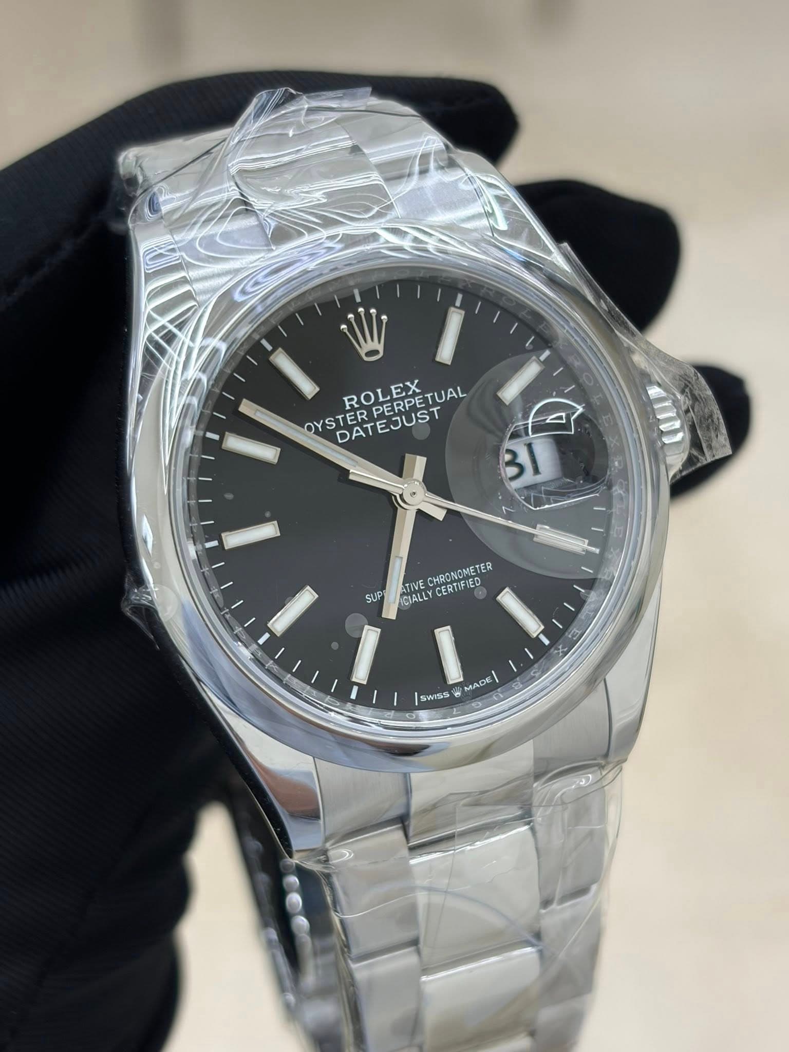 May be an image of wrist watch and text that says 'ROLEX TUAL OYSTER PERPETUAL JUST DAT DATEJUST BI SUIP ATIVE IVE CHRONOMET TER ICTALL CERTIFIED MADE MADE か SWISS'