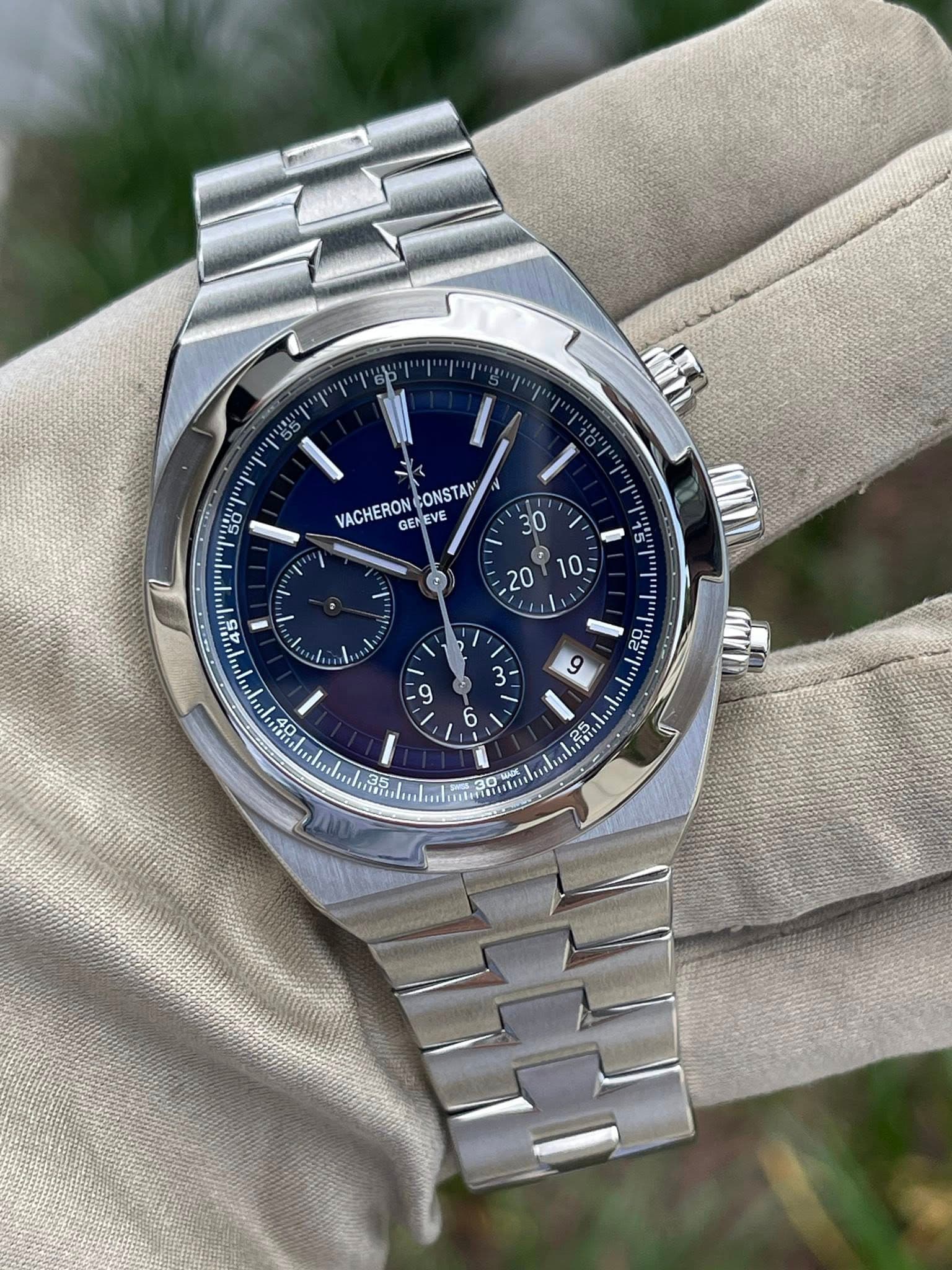 May be an image of wrist watch and text that says 'VACHERON GENEVE EVE VE CONSTAM GE 30 門 10 20 S Oε '