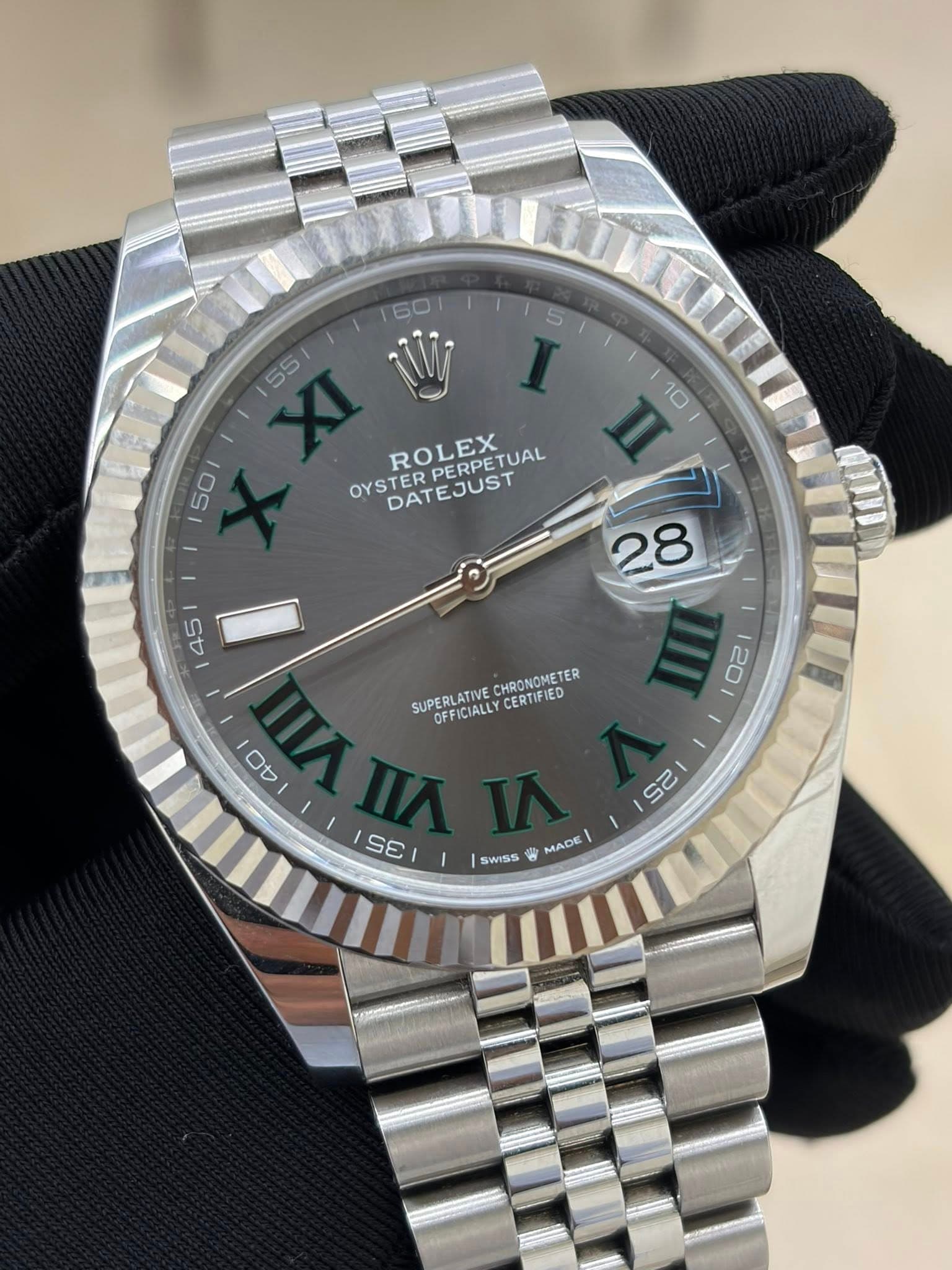 May be an image of wrist watch and text that says ' n 10 ROLEX OYSTER DATEJUST RPERPETUAL TUAL SUPERLATIVE OFFICIALLY CHRONOMETER SUPERLATINE.CHRONOMETER CERTIFIED 0 40 52 Se MADE…
