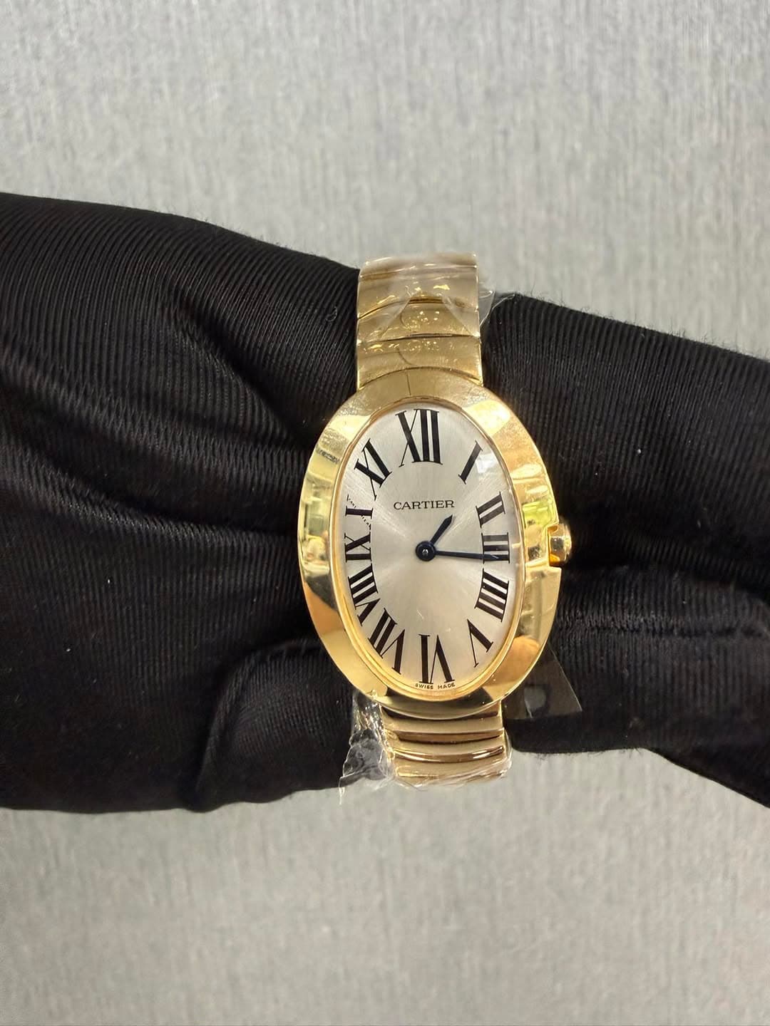 May be an image of wrist watch and text that says 'XI XII I CARTIER IER CARTIE MIIVIIAX NII'