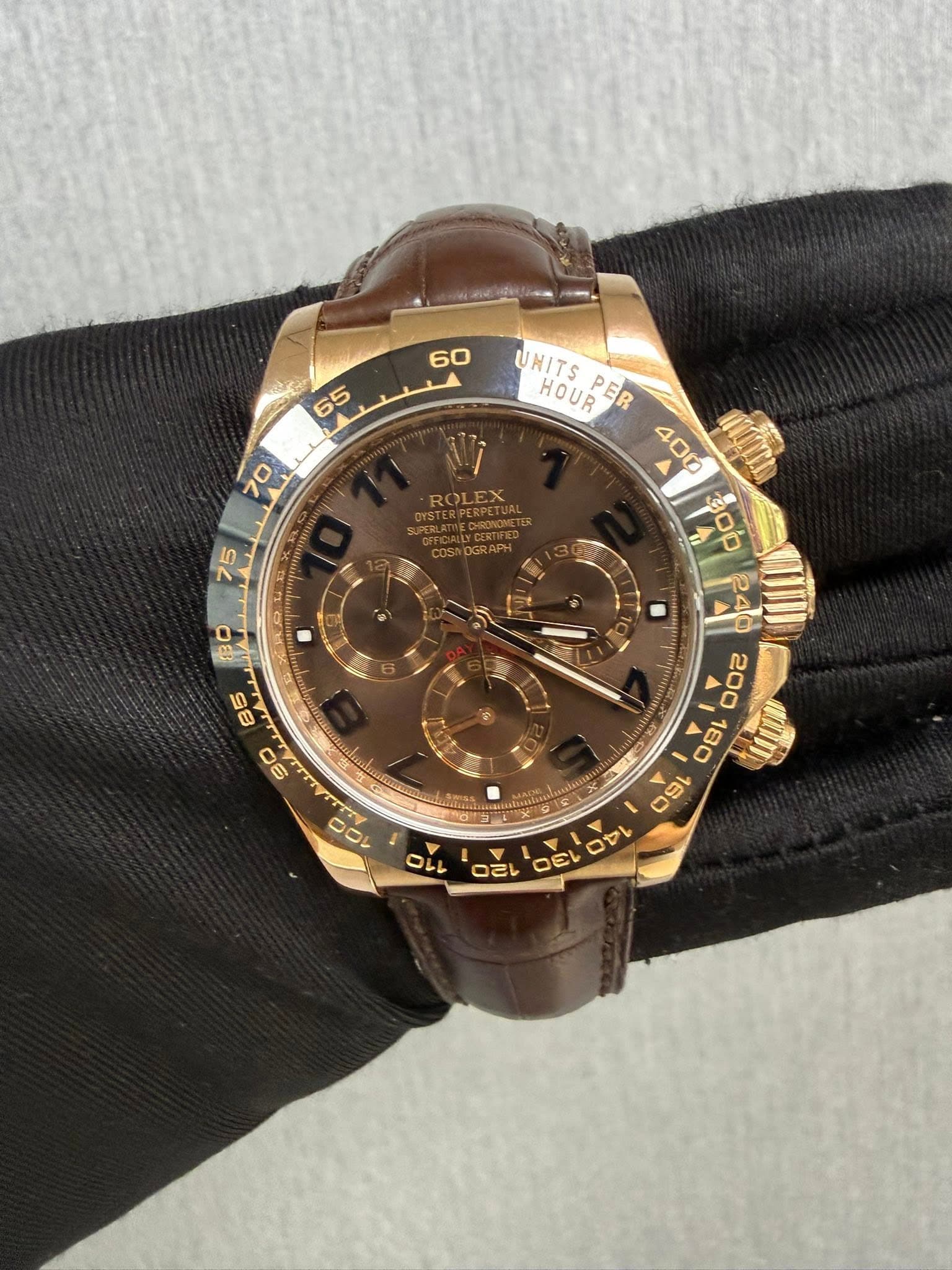 May be an image of wrist watch and text that says '60 65 70 NI ROLEX 75 ভাবা UNITS HOUR PER 400 σού ဒ၀ A'