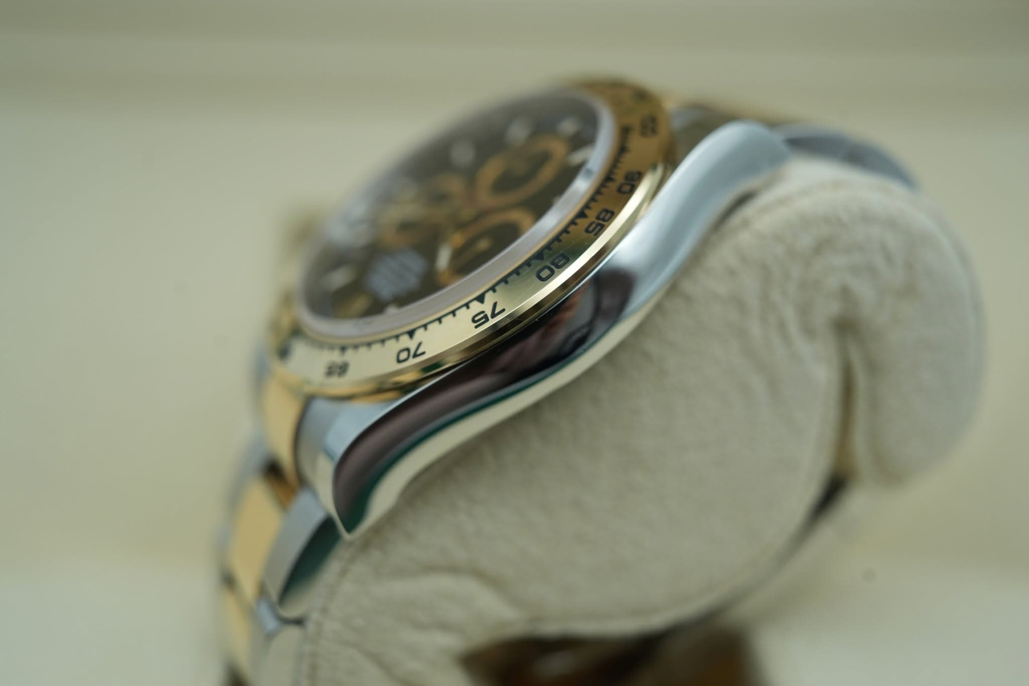 May be an image of wrist watch and text that says 'SL OL'
