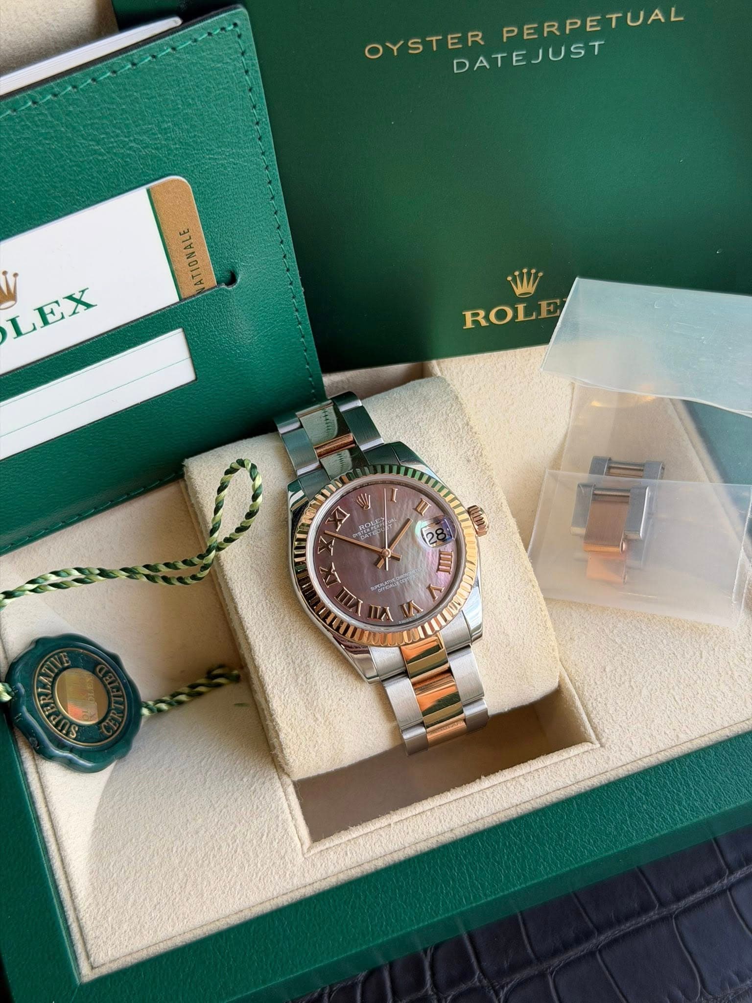 May be an image of wrist watch and text that says 'OYSTER YSTERPERPETUAL PERPETUAL DATEJUST VAAALLLL LEX V LEX ROLE ROLE 10 A IN III 2 III S'