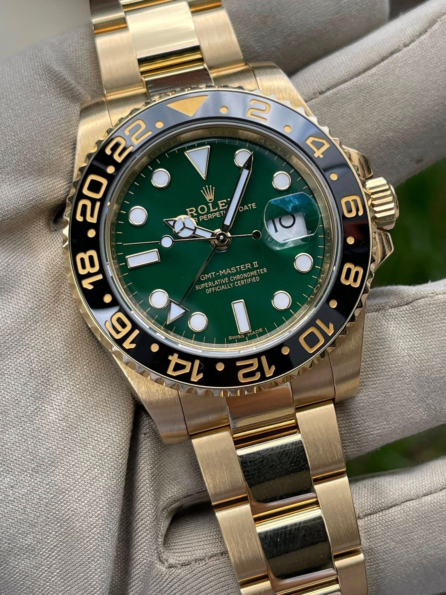 May be an image of wrist watch and text that says ' UIII ROLE ROLE ATE PERPET GMT-MASTERII VECHRONOMETER ETER GMT ALLYCERTIFIE CHRONON CERTIFNED PERLAT 8 10 12'