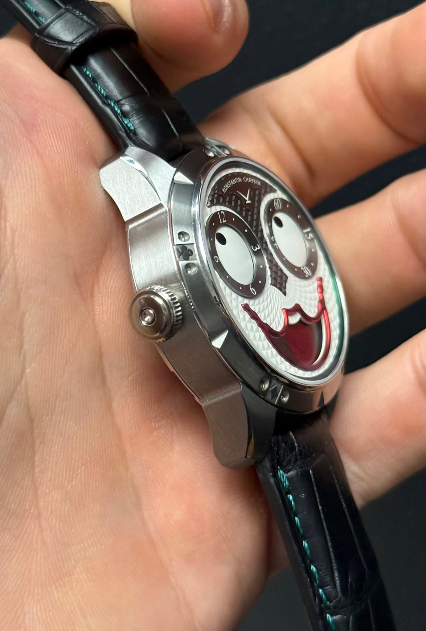 May be an image of wrist watch and text that says 'CONSYANTA ANTIA CARTEN 40 3 س 15 0 8 ه'