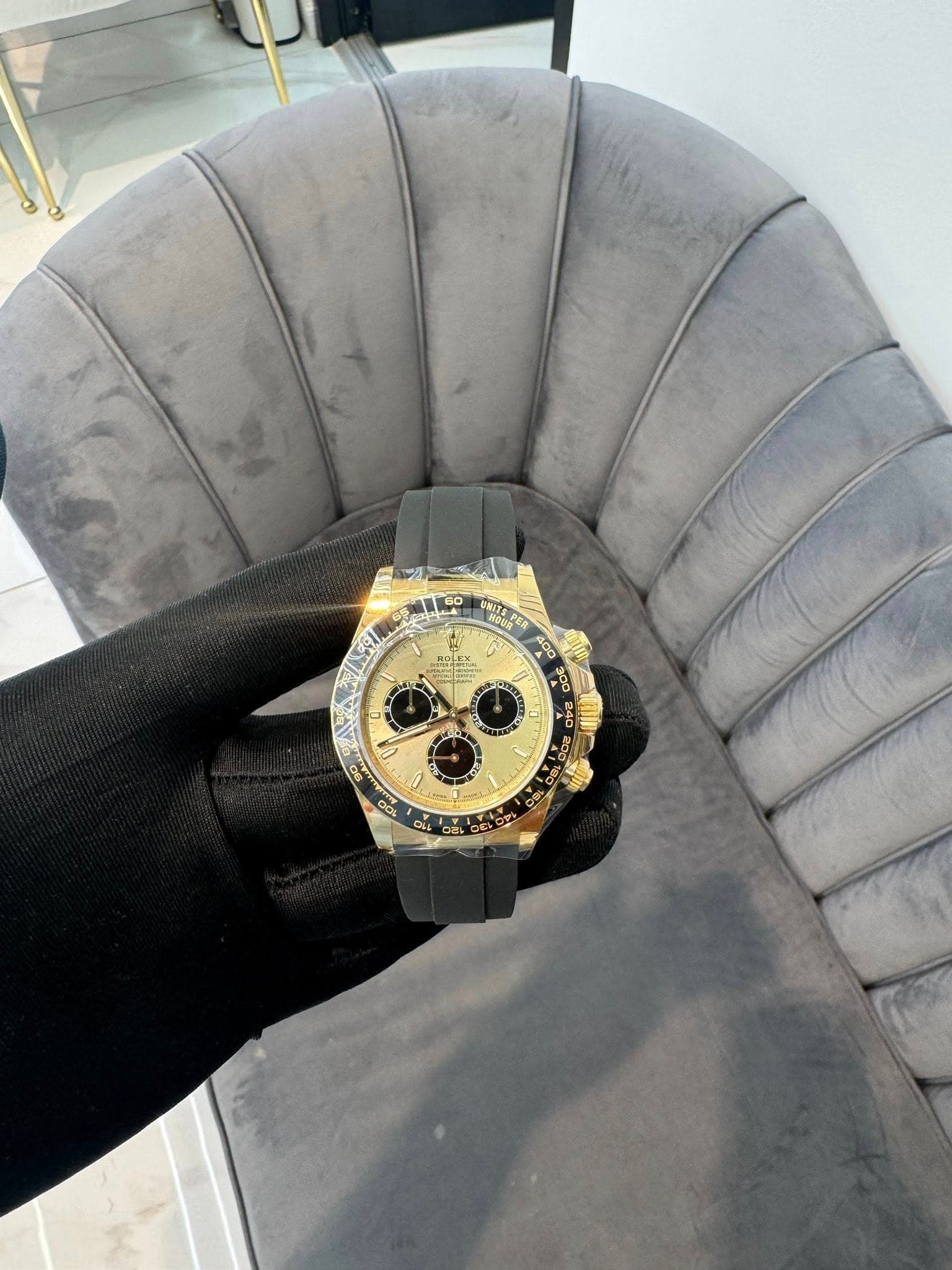 May be an image of wrist watch and text that says 'ROLA NGUA ONITECE 400 ၁၀၀ s0 အ၀ Pa 8ራ'