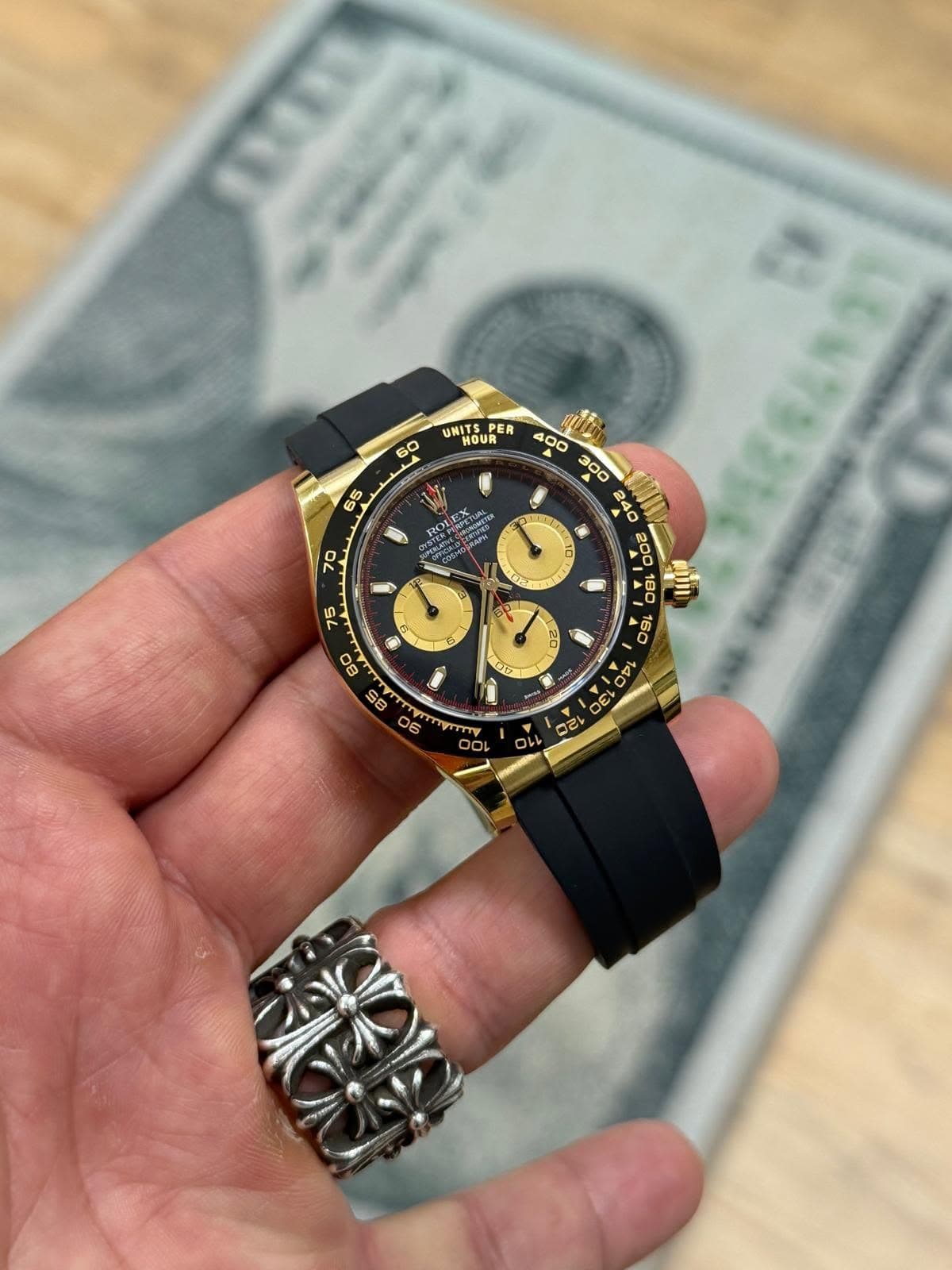 May be an image of wrist watch and text that says 'UMITS UNITS.P PER HOUR 60 65 70 C d UI D 80 S8 D6 OF 1 B mry E 00 < 0己 110'