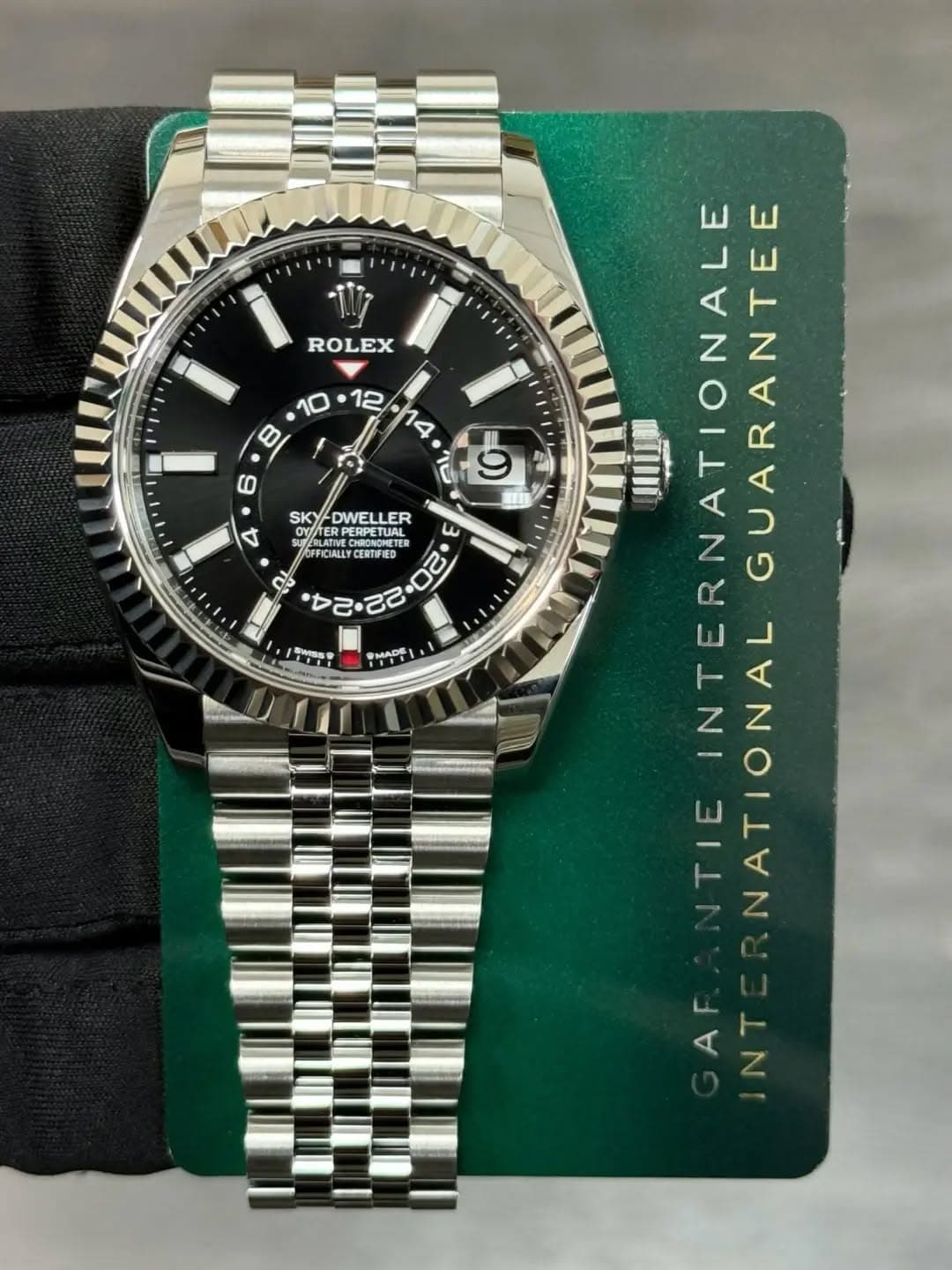 May be an image of wrist watch and text that says 'ROLEX 4 SKY SKY-DWELLER OVNE OYETERP PERPETUAL E FFICIALLY CERTIFIED 3 es Da. 5.香 MAAe 心 9 រមួត MLO INTERNATIONALE…