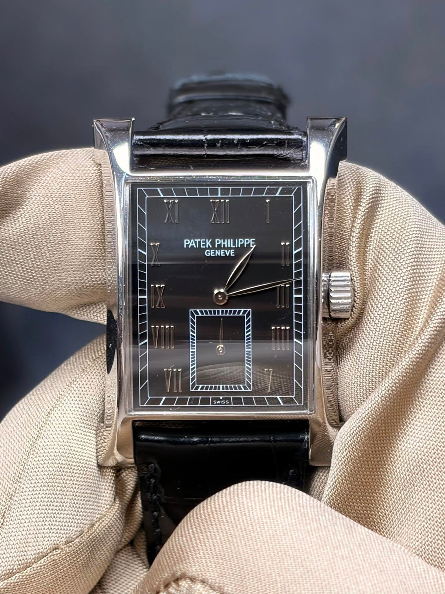 May be an image of digital watch and text that says '۲۲ PATEK TEKPHILIPPE PHILIPPĘ GENEVE -ፓክክን IIII ف 8900 TIIII'