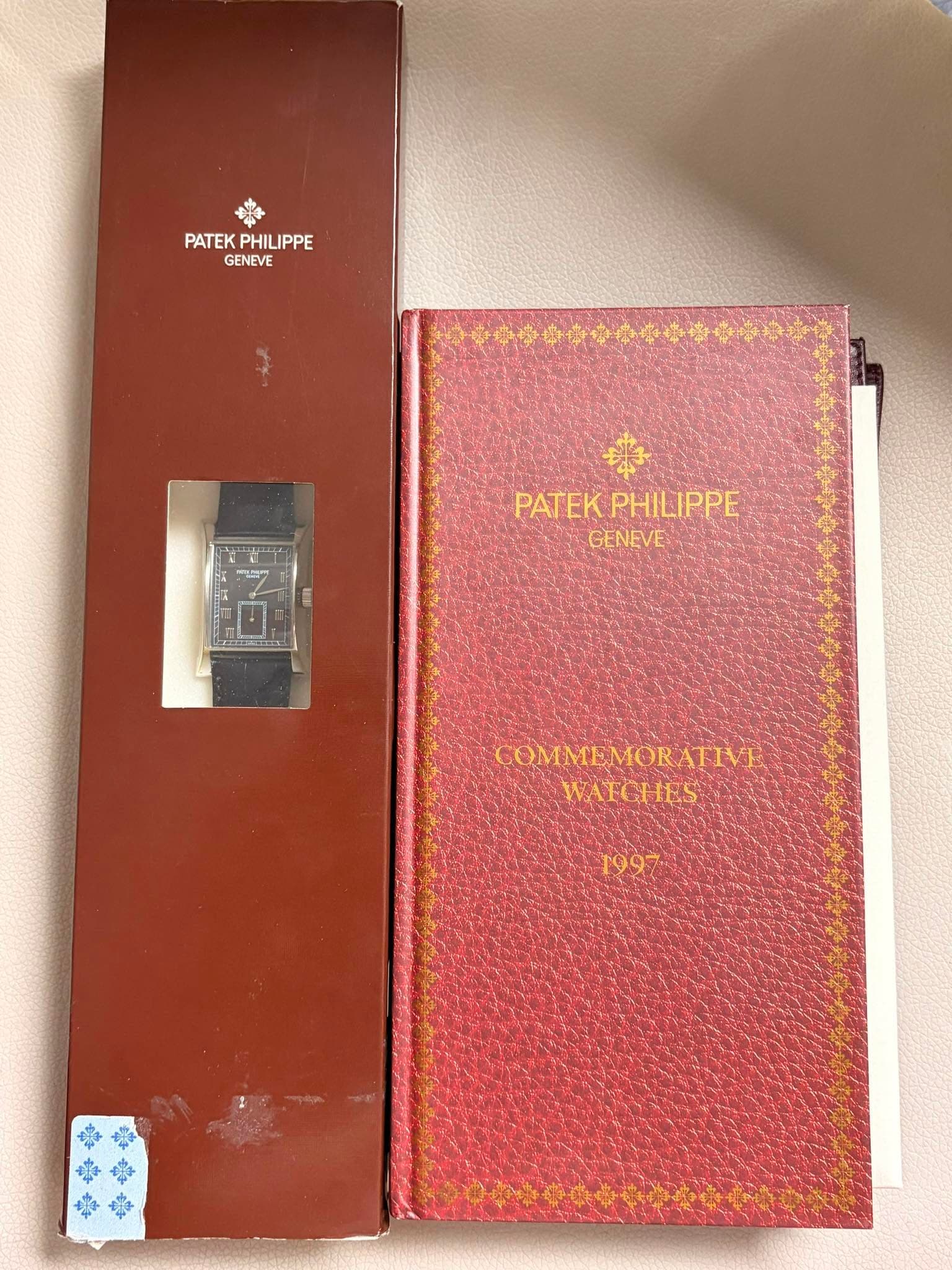 May be an image of book and text that says '김 PATEKPHILIPPE PATEK PHILIPPE GENEVE ភា្ក I PATEKPHILIPPE PATEK GENEVE 重品 COMMEMORATIVE COMMEMORATVE MOR ATIVE COMMEN WAFCHES IES 1997'