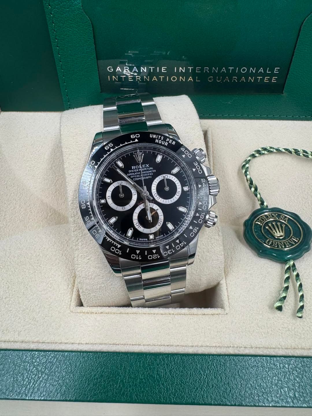 May be an image of wrist watch and text that says 'GABANTIE INTERNATIONALE GARANTIEINTERNATIONALE INTERN INT GABA NTIE TIONALE INTERNATIONA INTER NATIONA RANTEE 60 DS 0 OLETUR…