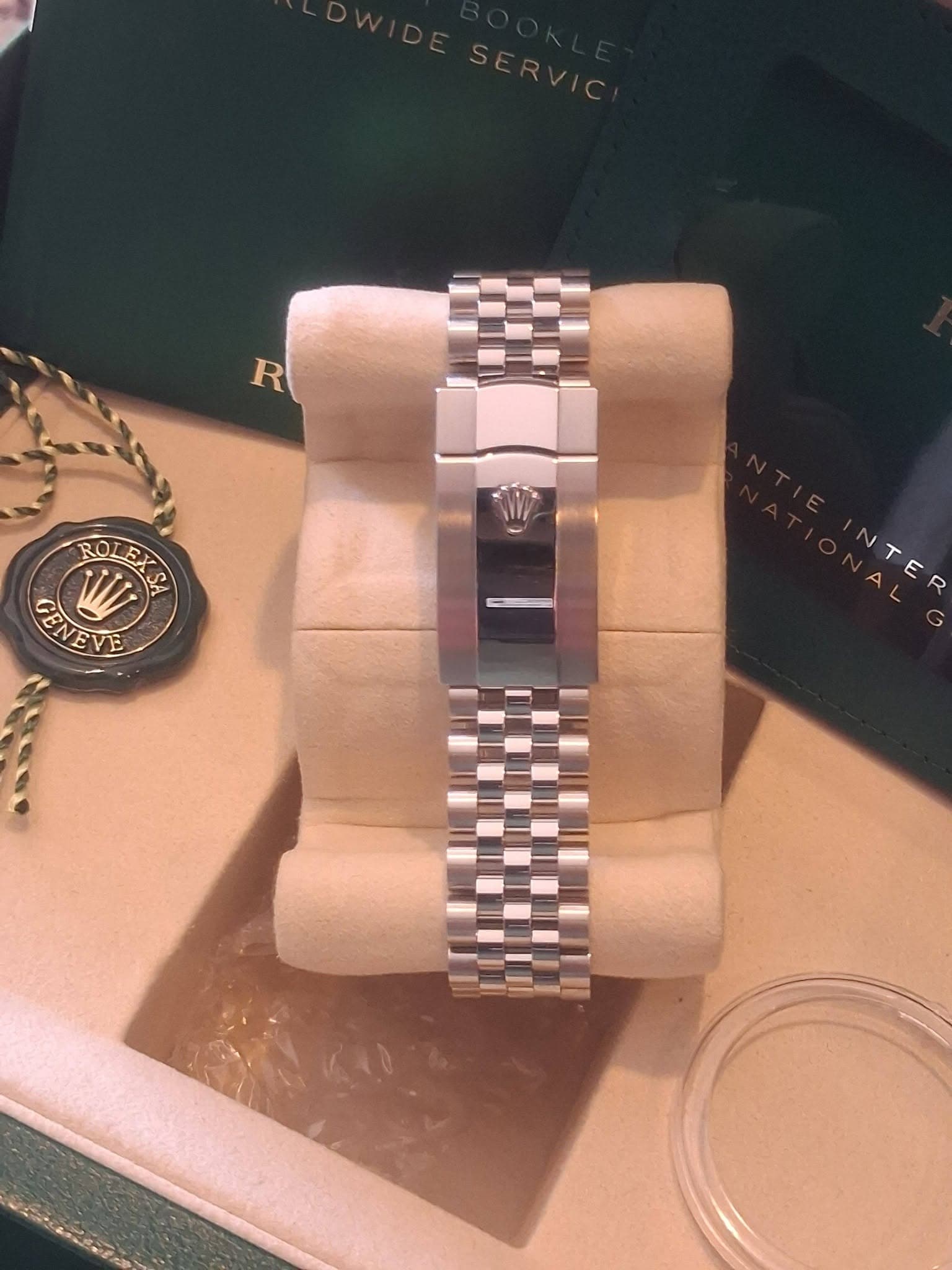 May be an image of wrist watch and text that says 'R ROLEXS4 LL RO GENEVE EVE INTER NTER A A R'