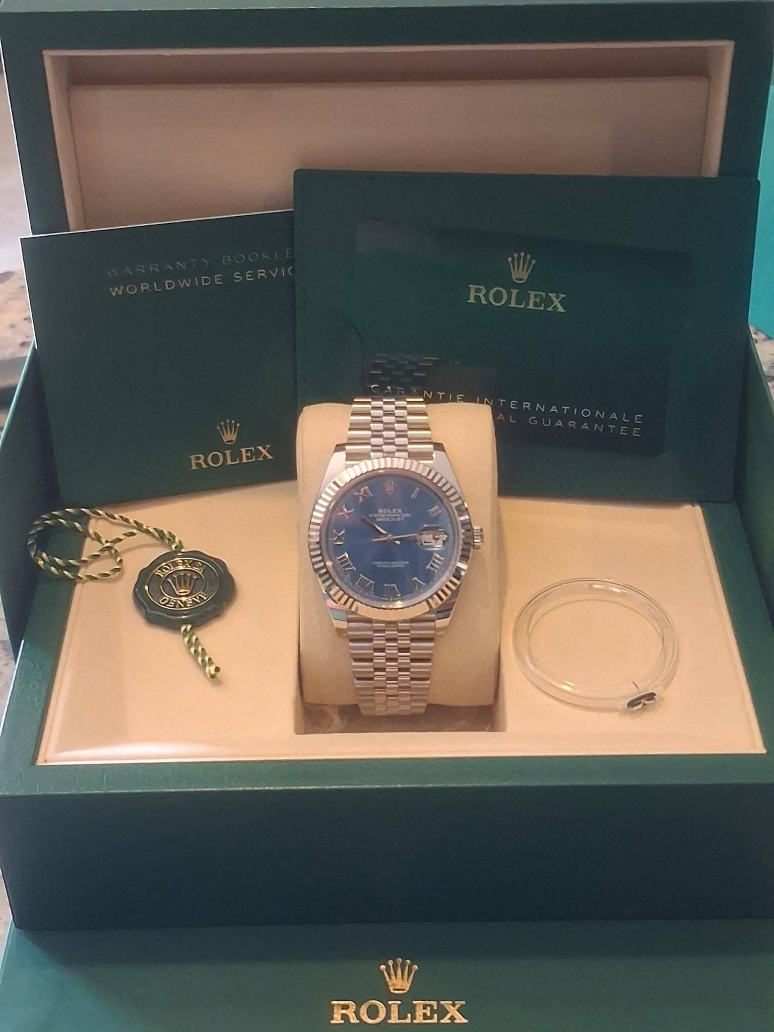 May be an image of jewelry, wrist watch and text that says 'WORLDWIDESERVIC WORLD IDESERVIC ROLEX ROLEX Μ ወኃለች I P กร S -T M IE AS ROLEX'
