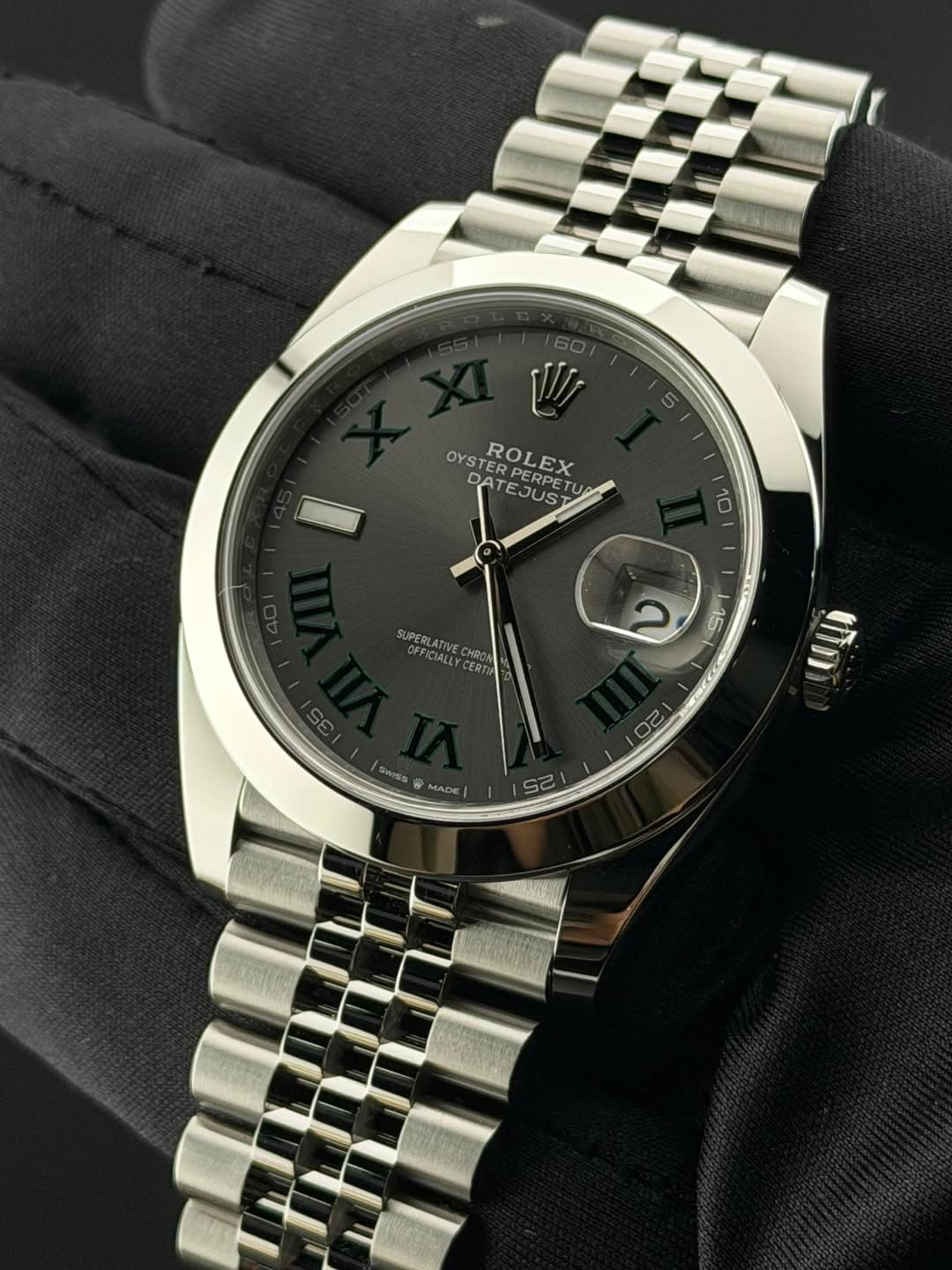 May be an image of wrist watch and text that says '5 匹 OYSTER ROLEX LEX DATEJUST OYSTBOLEX DAT EJUS PERPE 10 SUPERLATIVE SUPERLATIVE OFFICIALLY CERT に S ያናናፍፍ 0ㄹ SWISS MAAE 25'