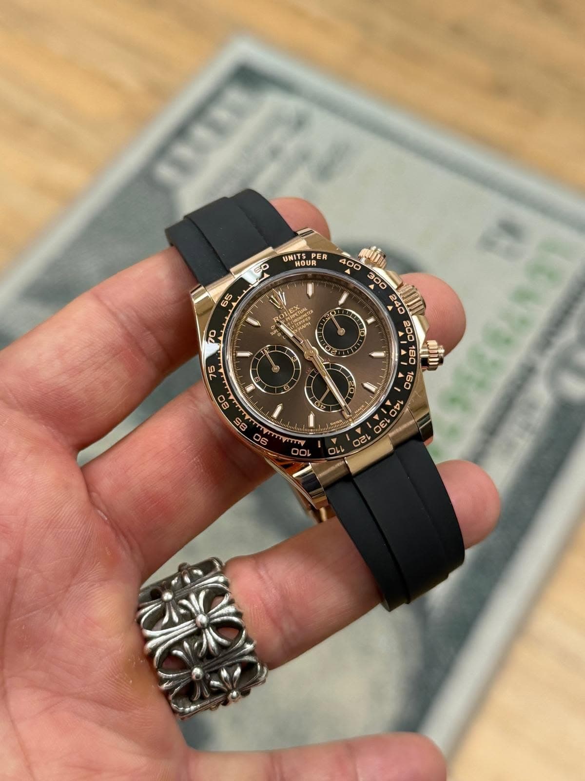 May be an image of wrist watch and text that says 'UNITSPER PER UNITS HOUR 60 65 PET 70 L 2 400 o DE DF 160 石 bL Θει E 75 60 80 e 0 عنا O 0b OO 0 LL'